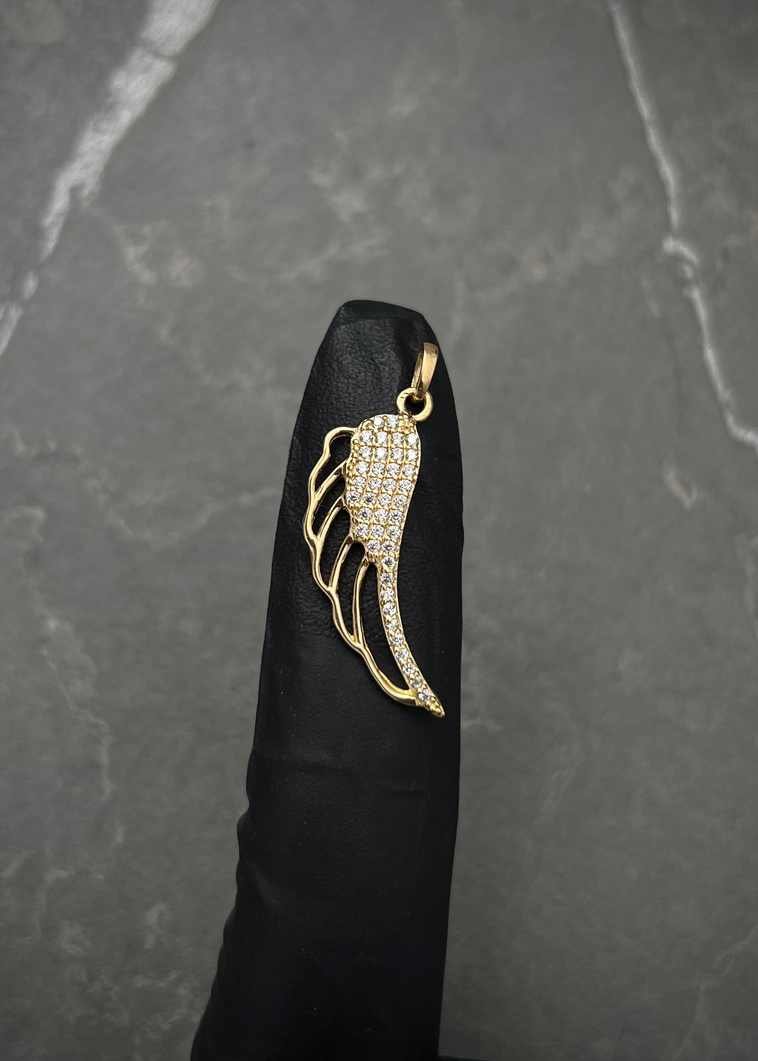 Dije Ala con swarovski blanco 1.6gr / Largo 3cm / Oro Amarillo Nac P