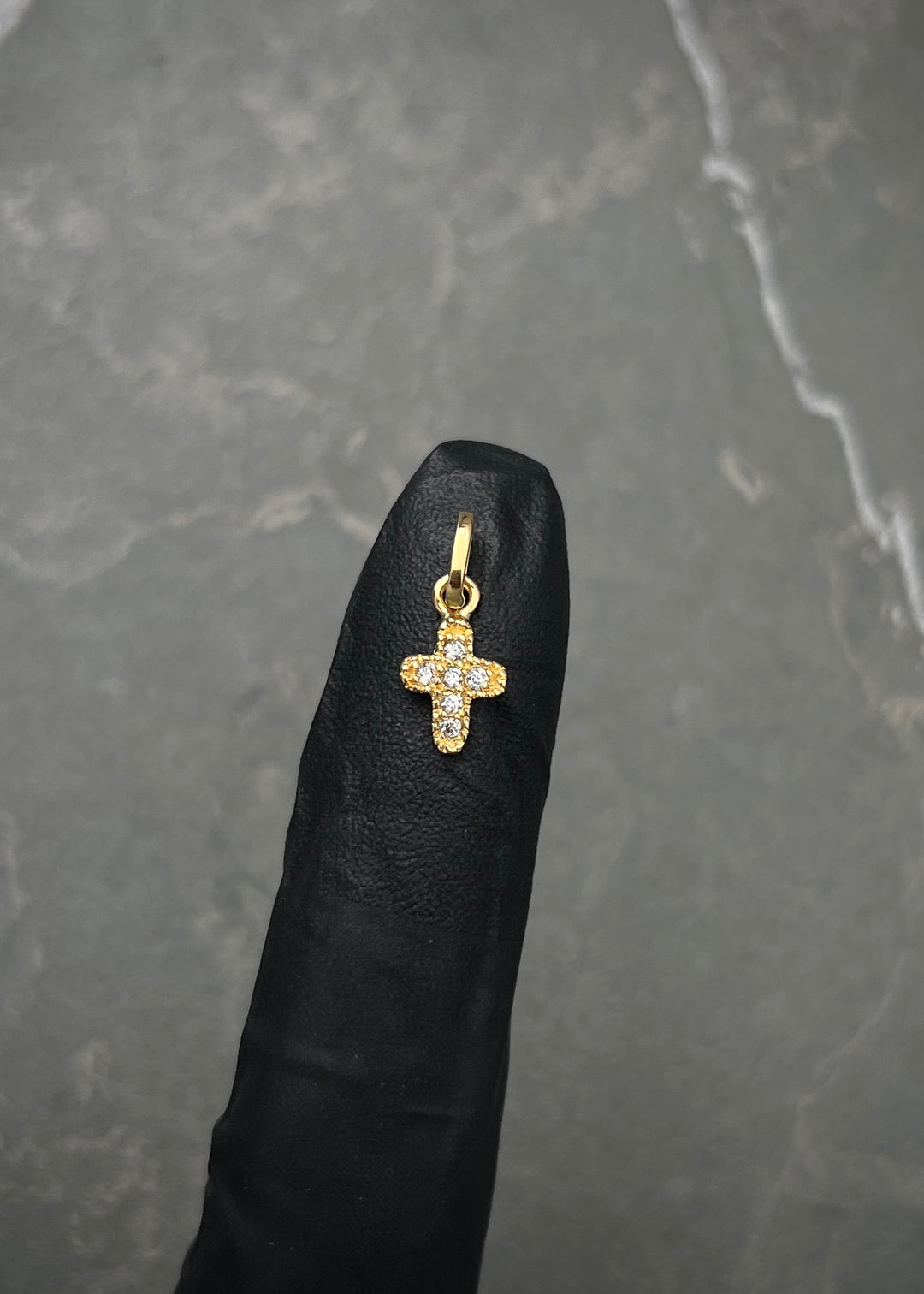 Dije Cruz con swarovski blanco 0.5gr / Largo 1.4cm — Oro Amarillo
