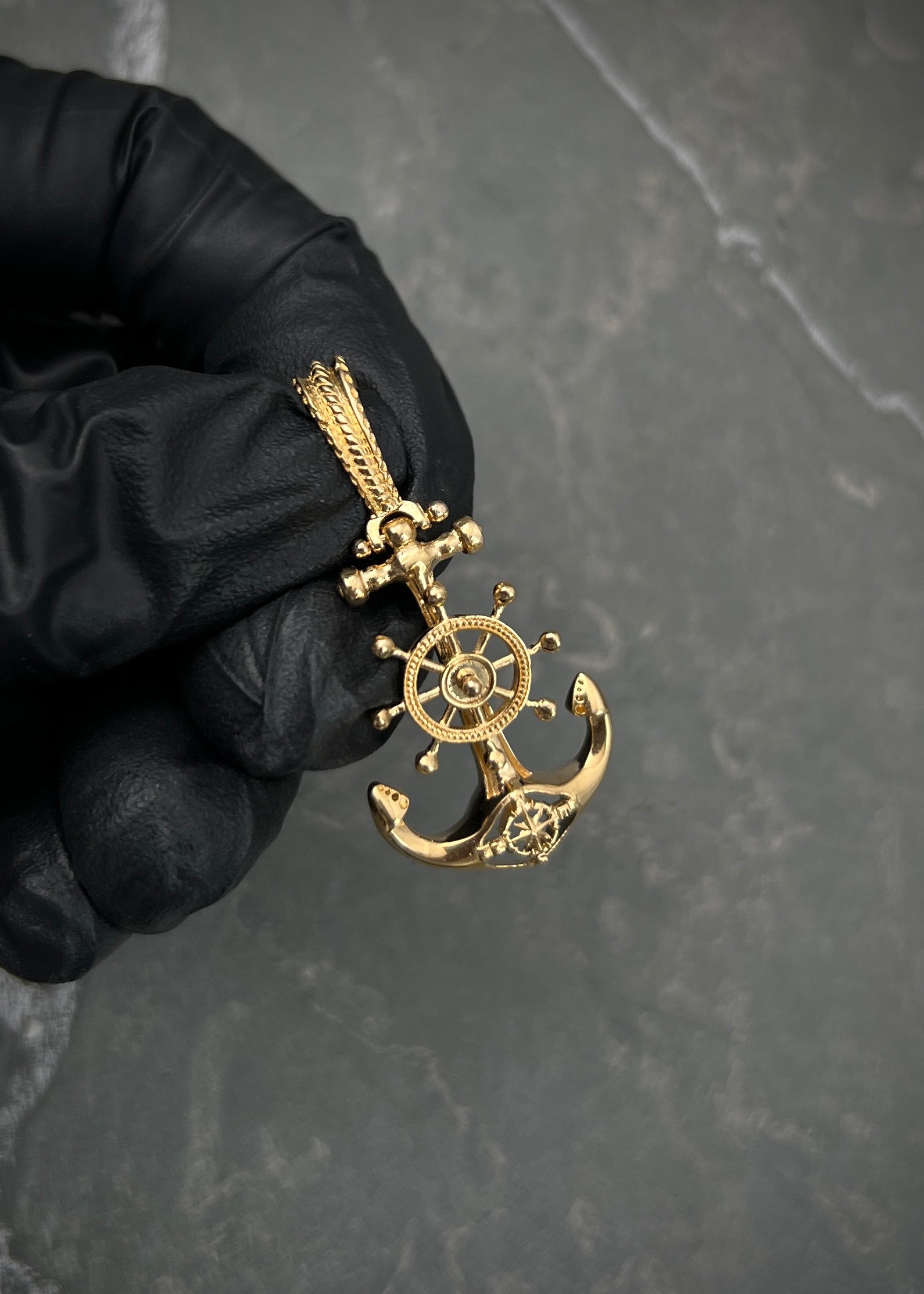 Dije ancla con timon 5.45gr / Largo 3.7cm / Oro Amarillo Nac M