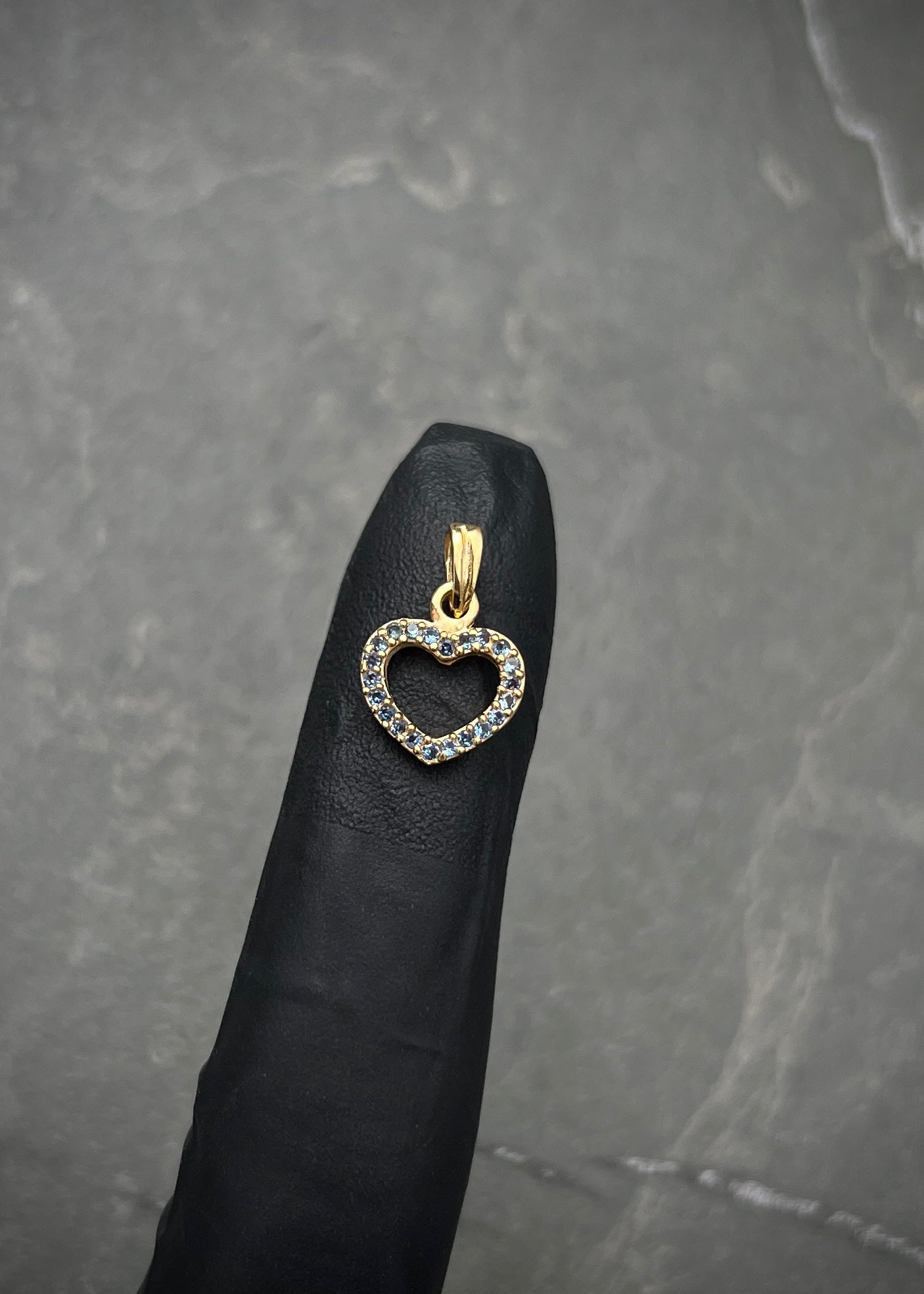 Dije corazon con swarovski azul 0.9gr / Largo 1.5cm / Oro Amarillo Nac M