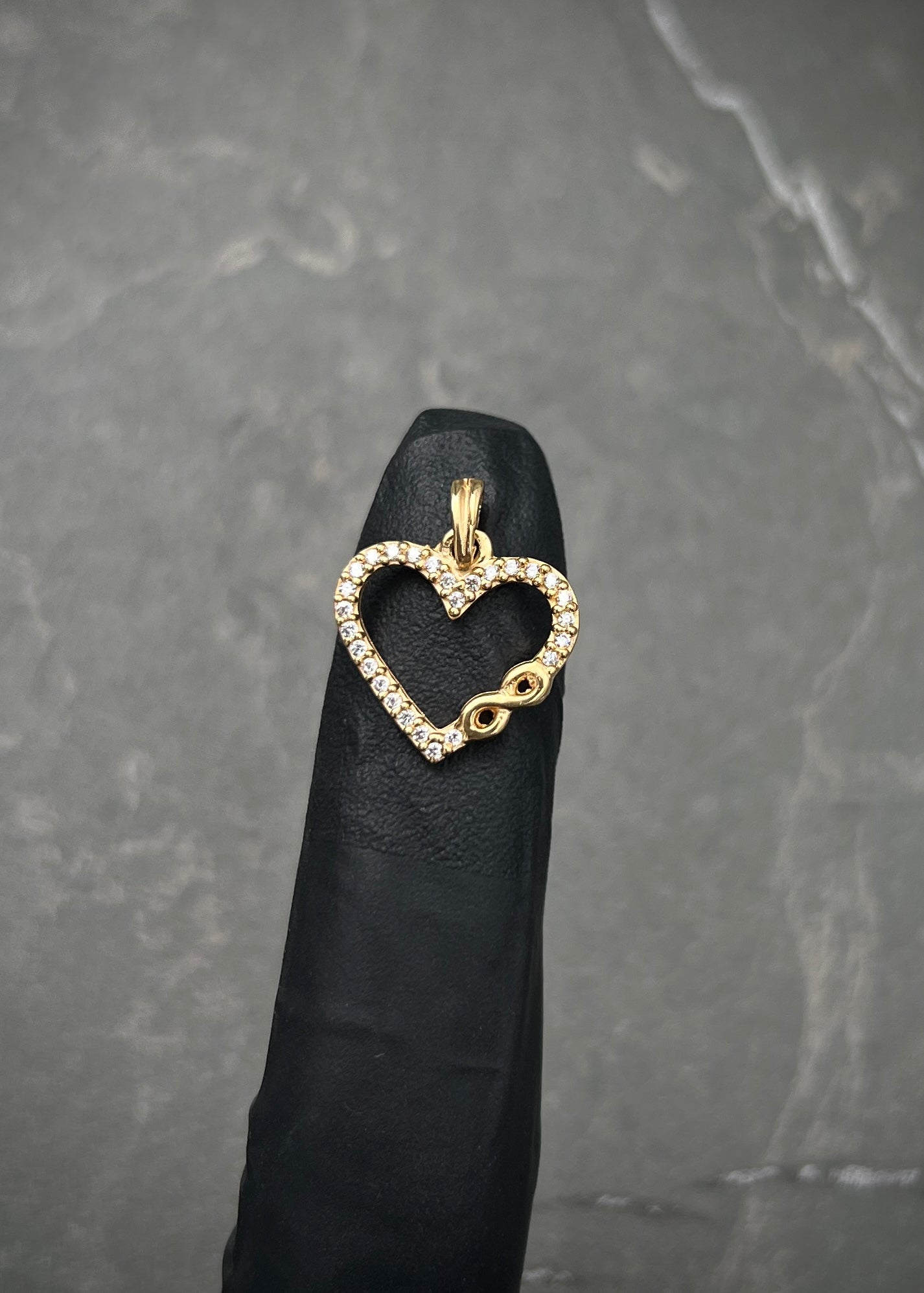 Dije corazon con swarovski blanco 1.25gr / Largo 1.8cm / Oro Amarillo Nac M