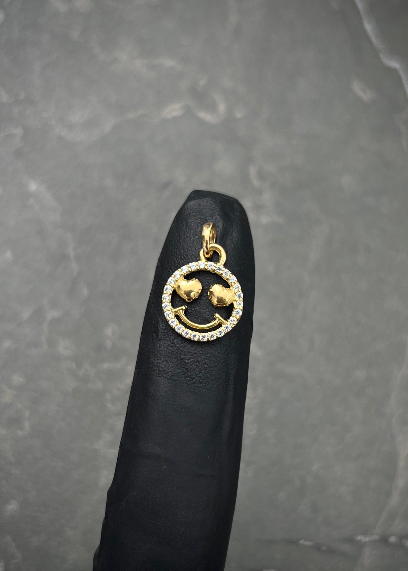 Dije cara feliz con swarovski blanco 0.9gr / Largo 1.8cm / Oro Amarillo Nac*