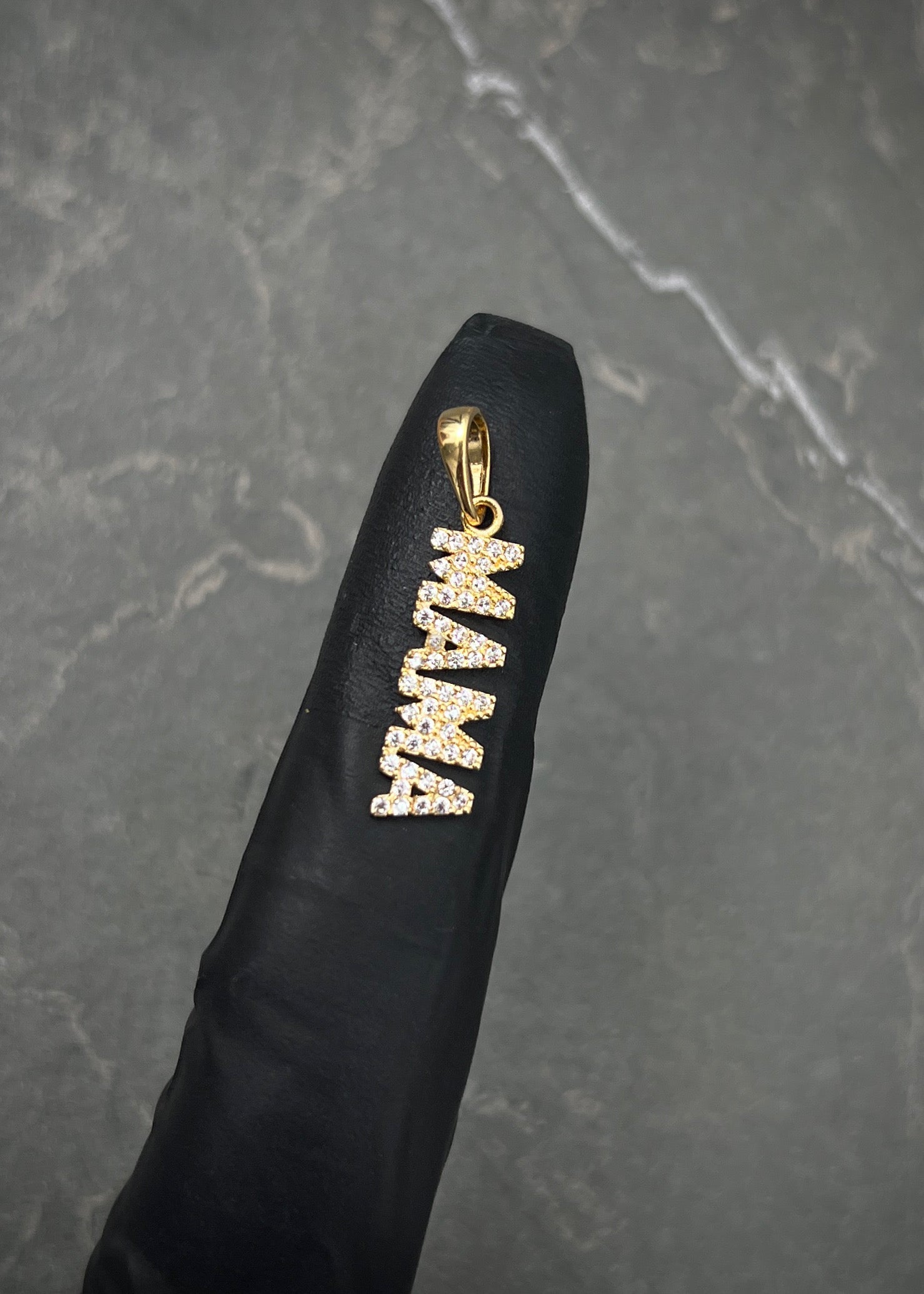 Dije mamá con swarovski blanco 1.1gr / Largo 2.5cm / Oro Amarillo Nac M