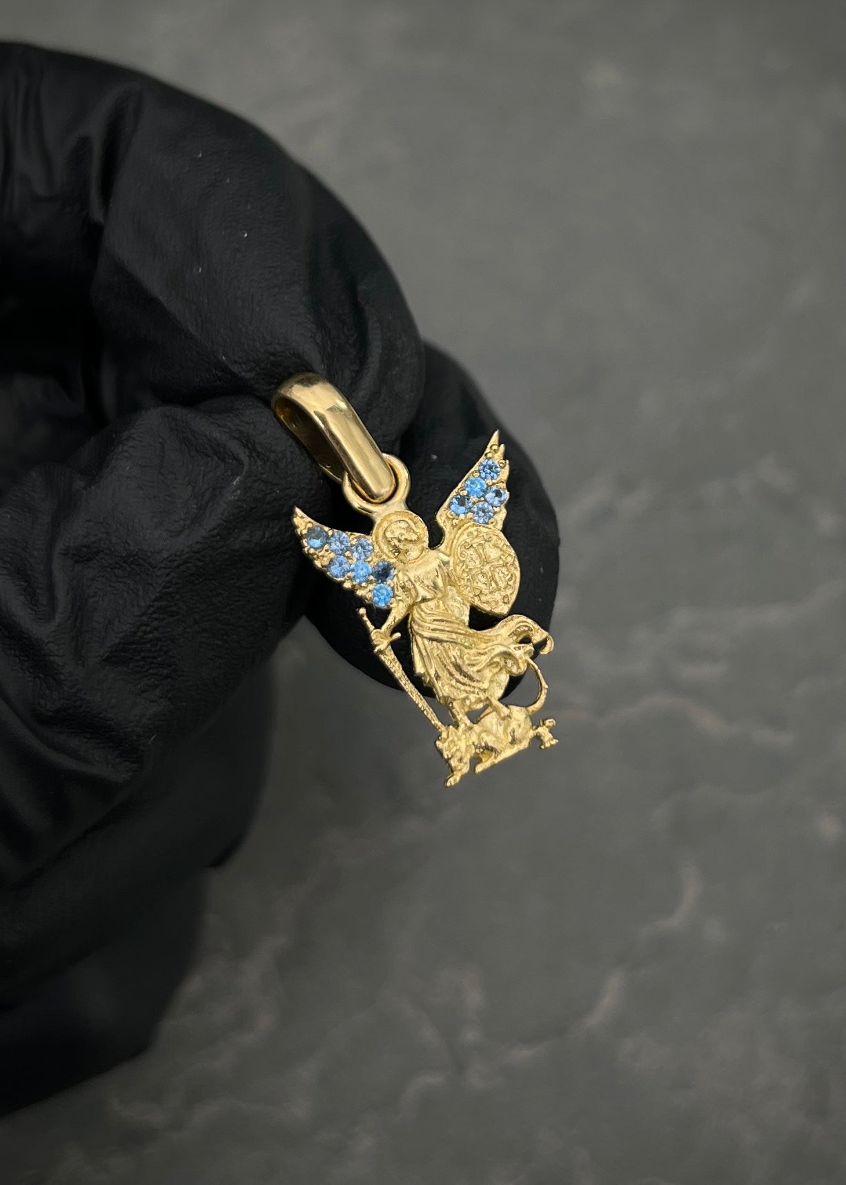 Dije arcangel san miguel con swarovski azul 1.95gr / Largo 2.3cm / Oro Amarillo Nac M