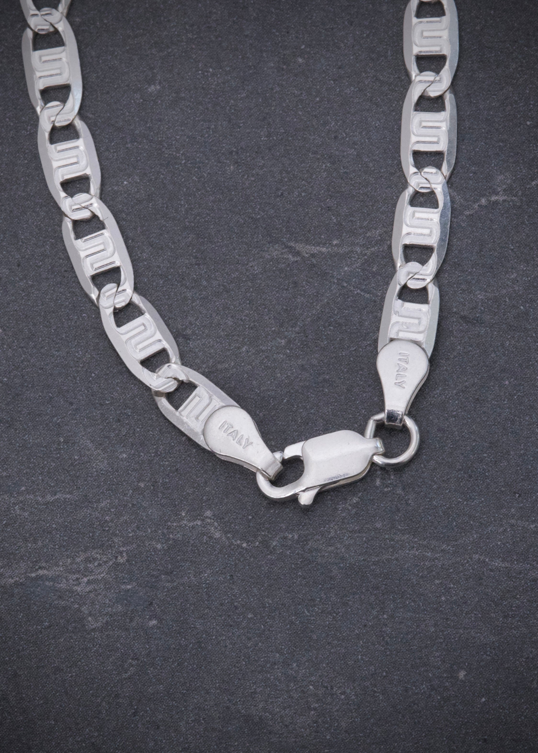 Cadena plana con grabado 13.35gr / Largo 60cm / — — Plata