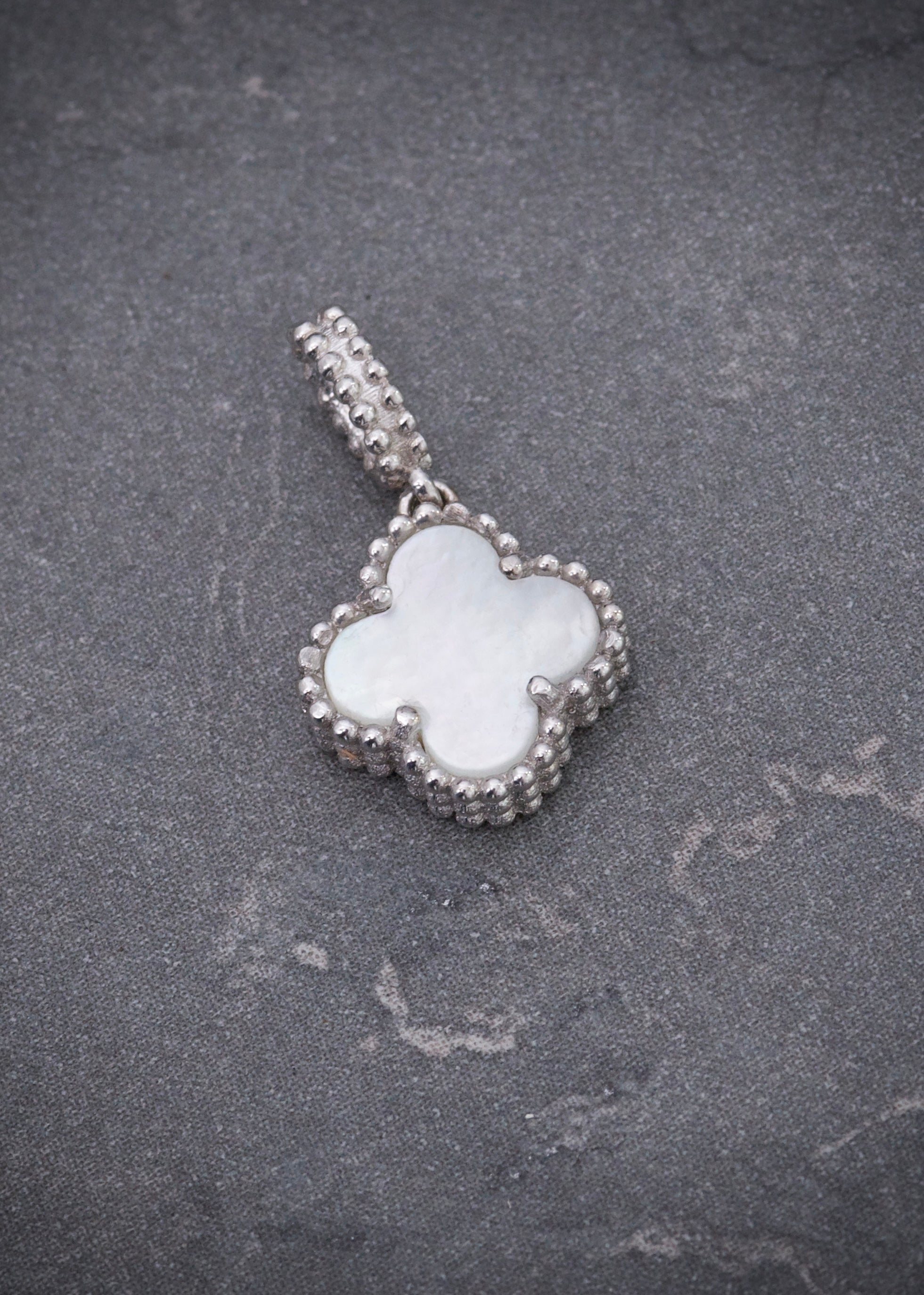 Dije lucky clover piedra blanca 1gr / Largo 1.6cm / Oro Blanco Nac B