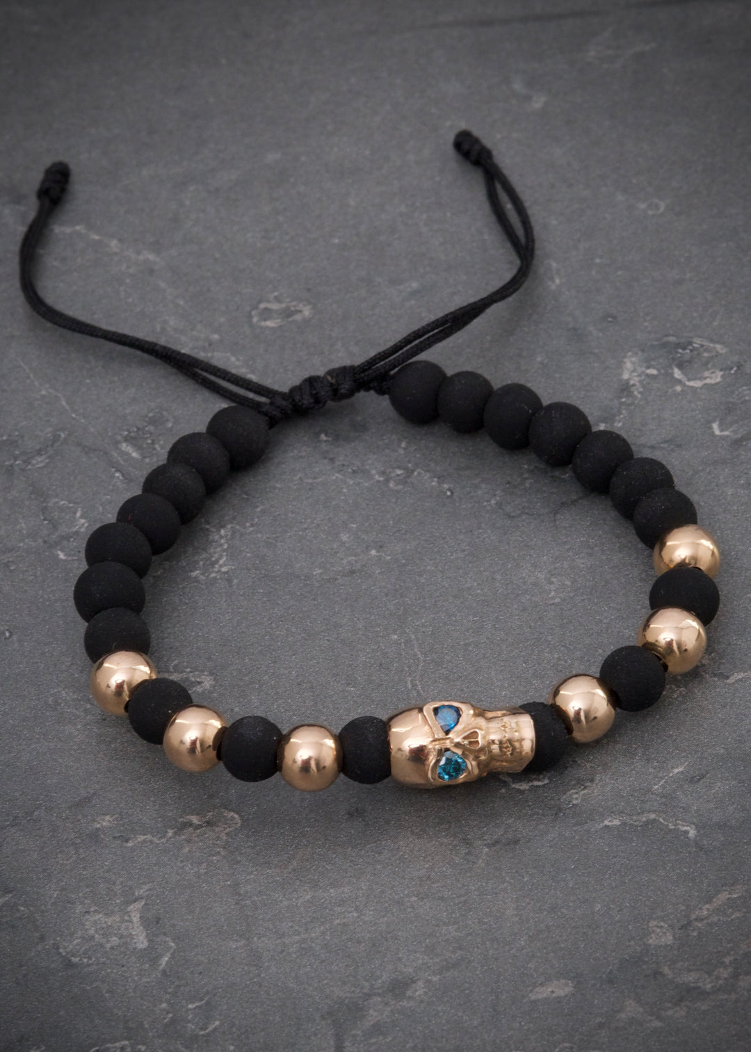 Pulsera en hilo negro con herraje calavera 4.86gr — Oro Rosado
