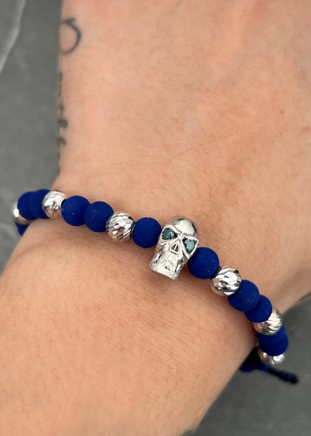 Pulsera en hilo azul con herraje calavera 4.58gr — Oro Blanco