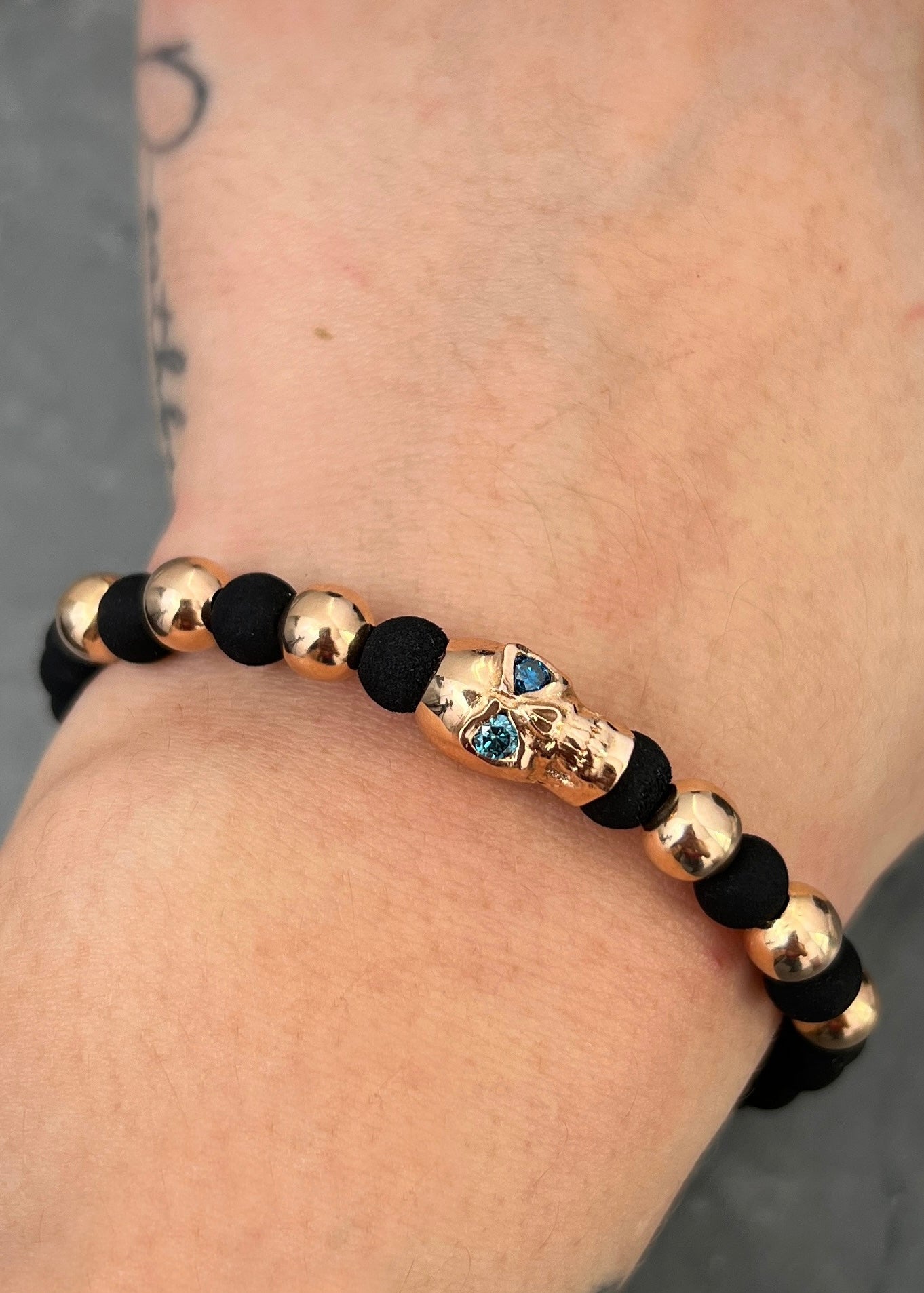 Pulsera en hilo negro con herraje calavera 4.86gr / Oro Rosado (Joya) M