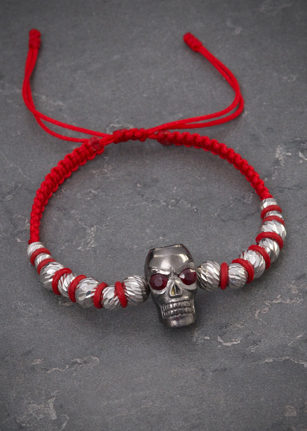 Pulsera en hilo rojo con herraje calavera 10.35gr — Oro Blanco