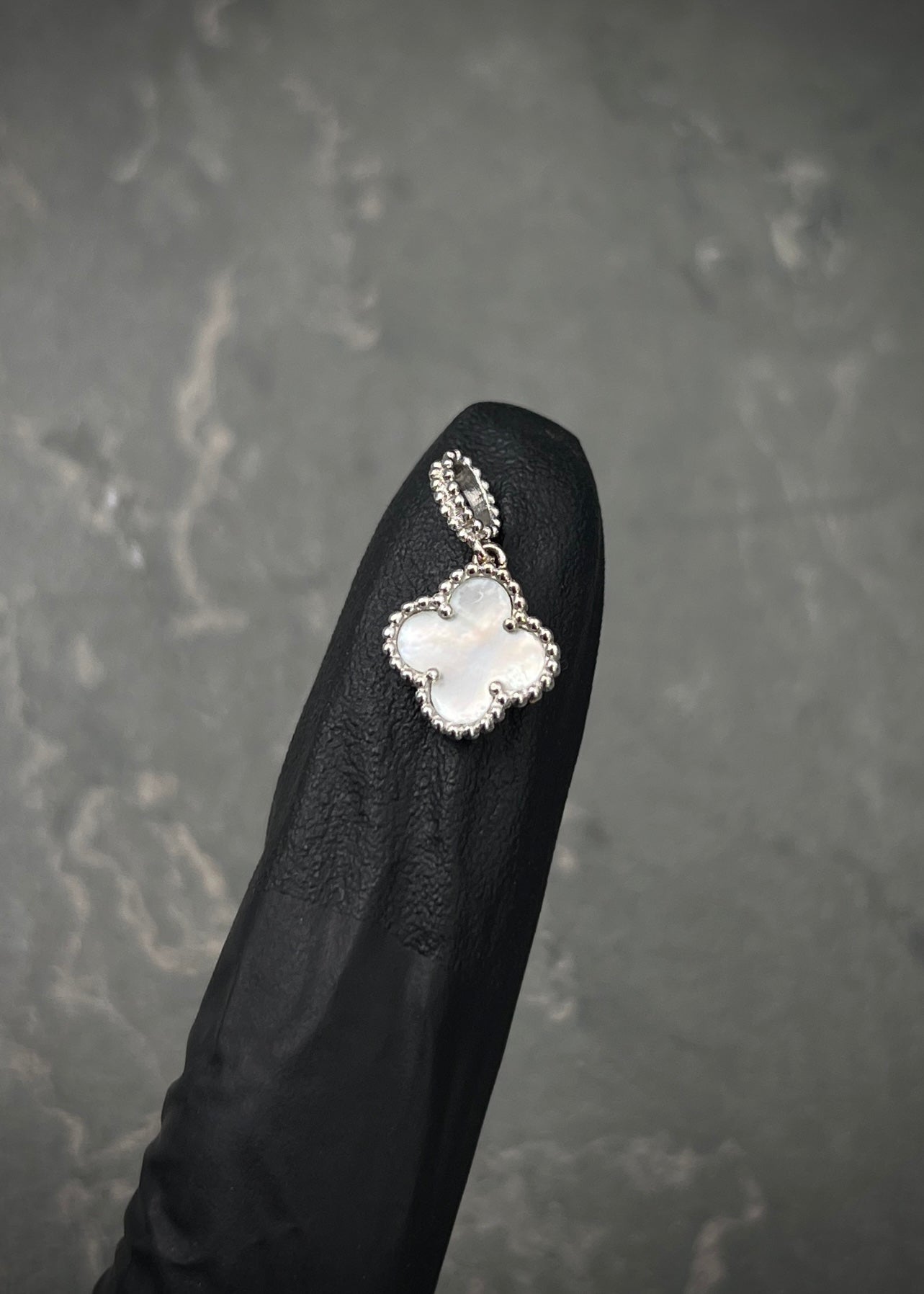 Dije lucky clover piedra blanca 1gr / Largo 1.6cm / Oro Blanco Nac B