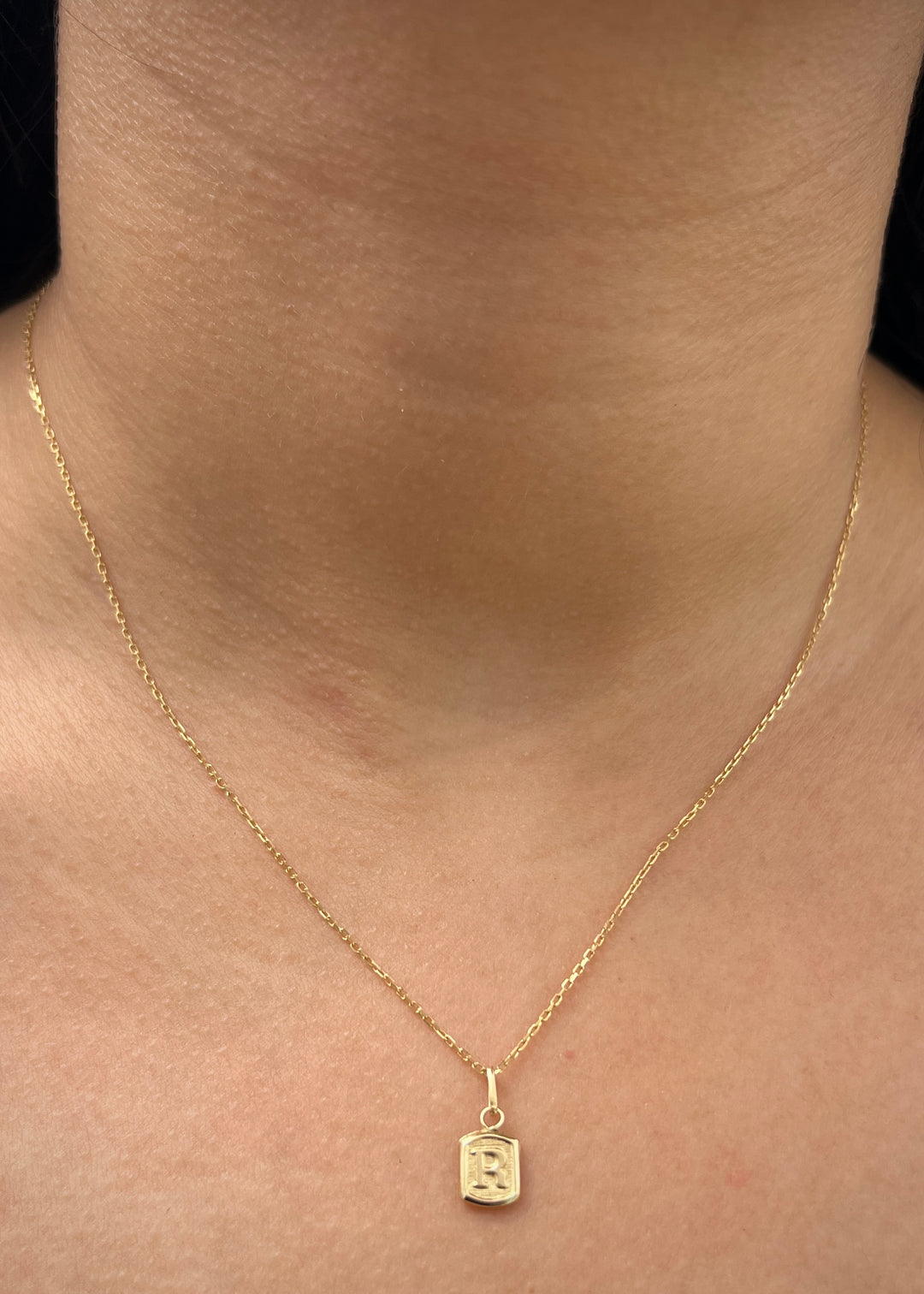 Dije Letra R 0.35gr / 1.4cm / 6mm — Oro Amarillo