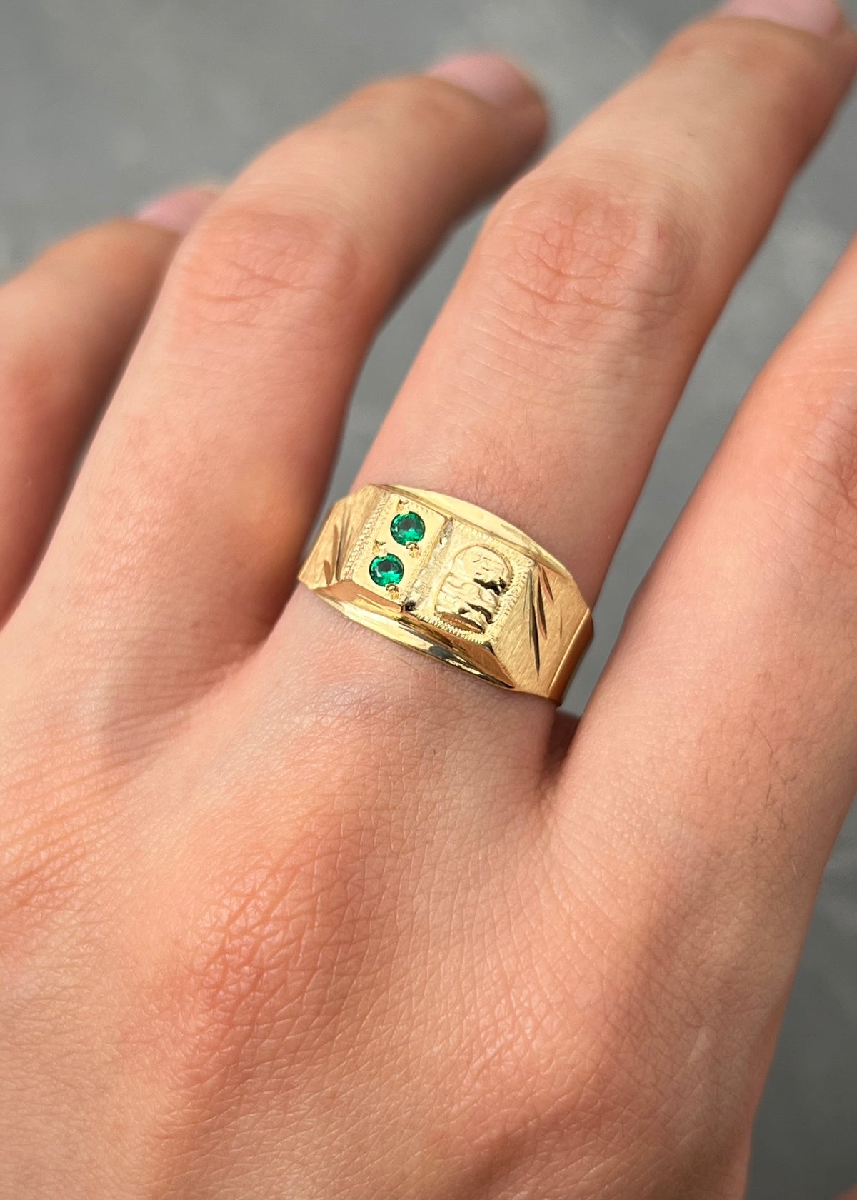 Anillo con Swarovski Verde 2.25gr / Talla 8 — Oro Amarillo