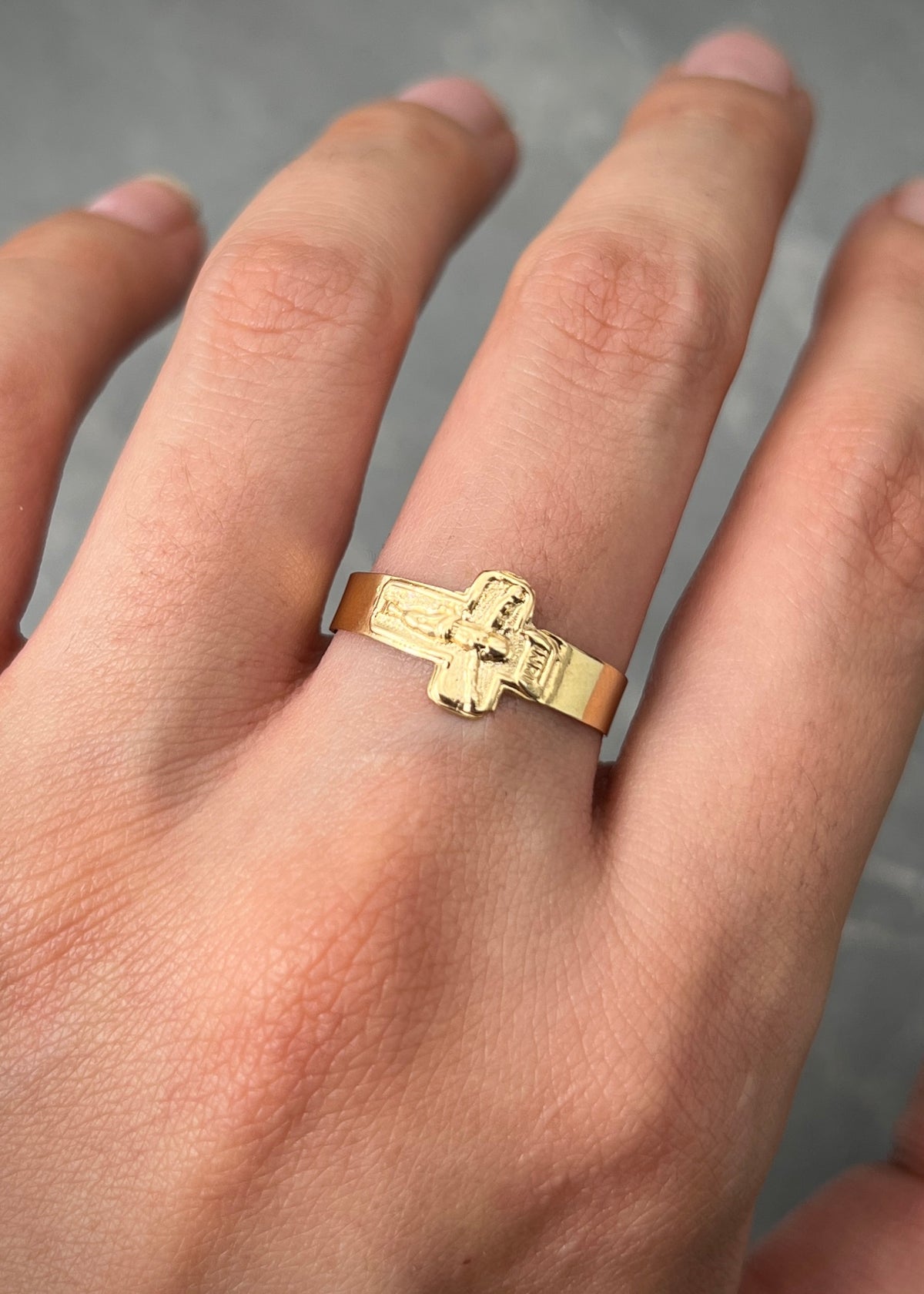 Anillo Cristo 1.3gr / Talla 6 3/4 — Oro Amarillo