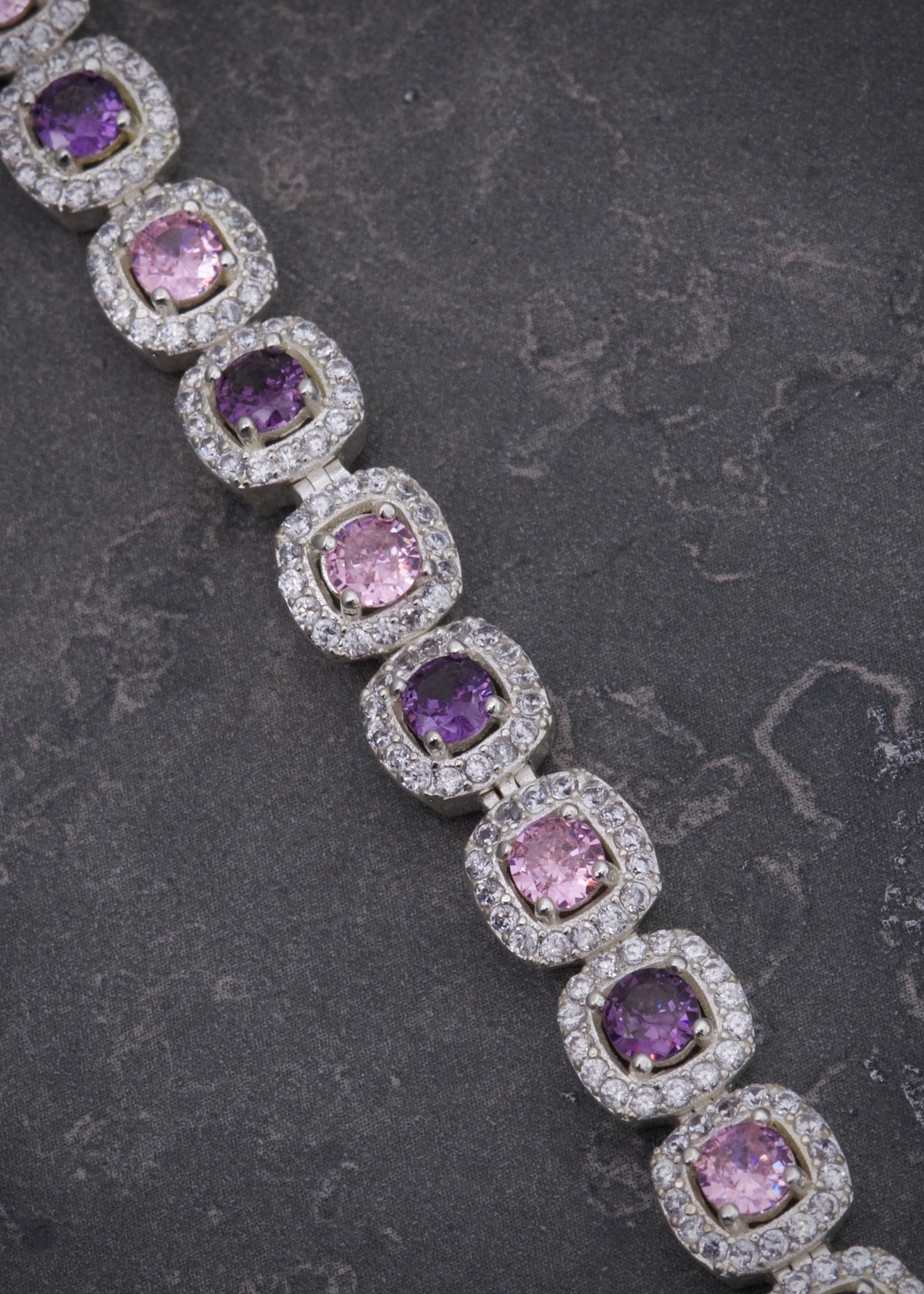 Pulso tenis con swarovski rosado y morado 22.5gr / Largo 18cm / Plata P