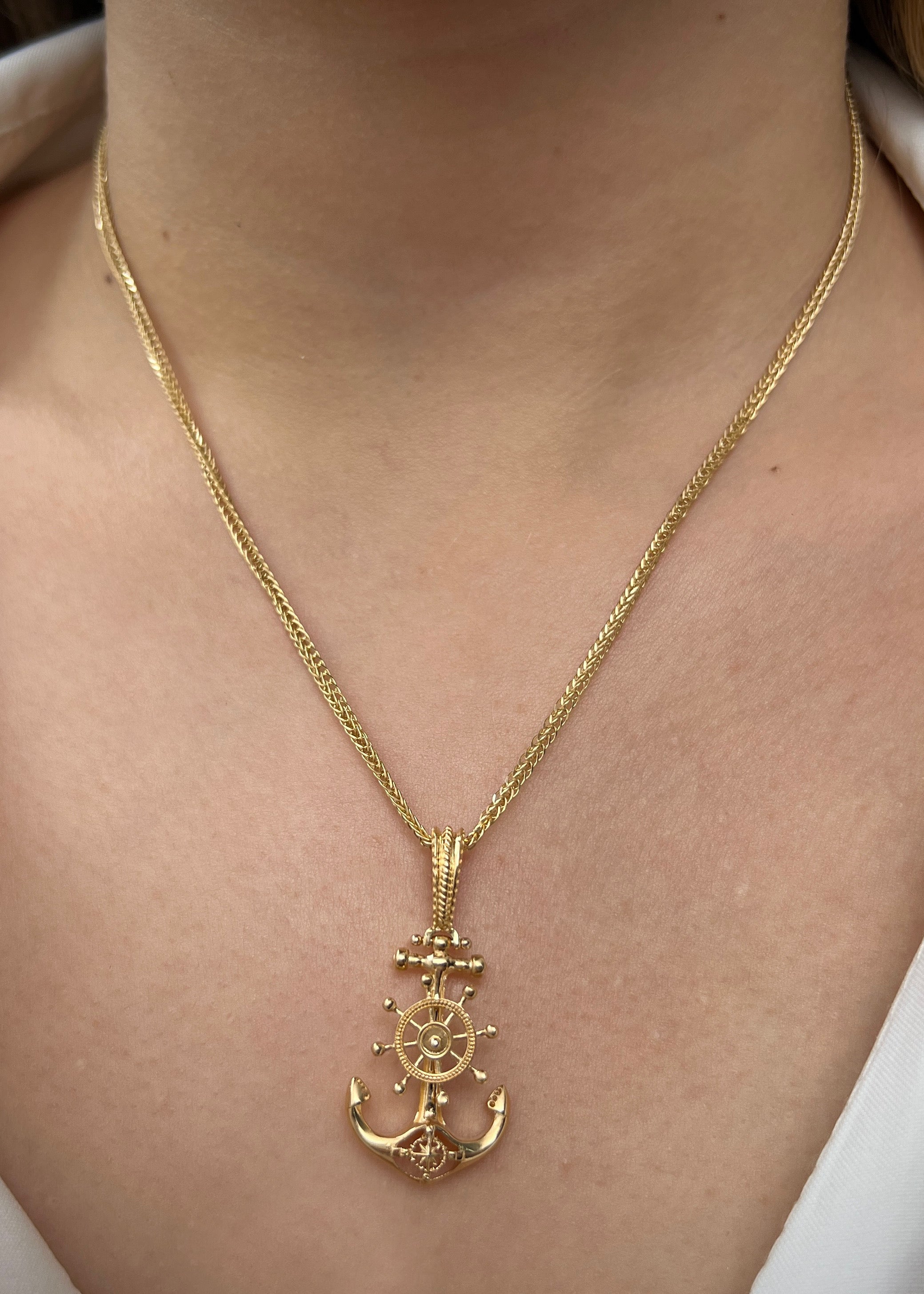 Dije ancla con timon 5.45gr / Largo 3.7cm / Oro Amarillo Nac M