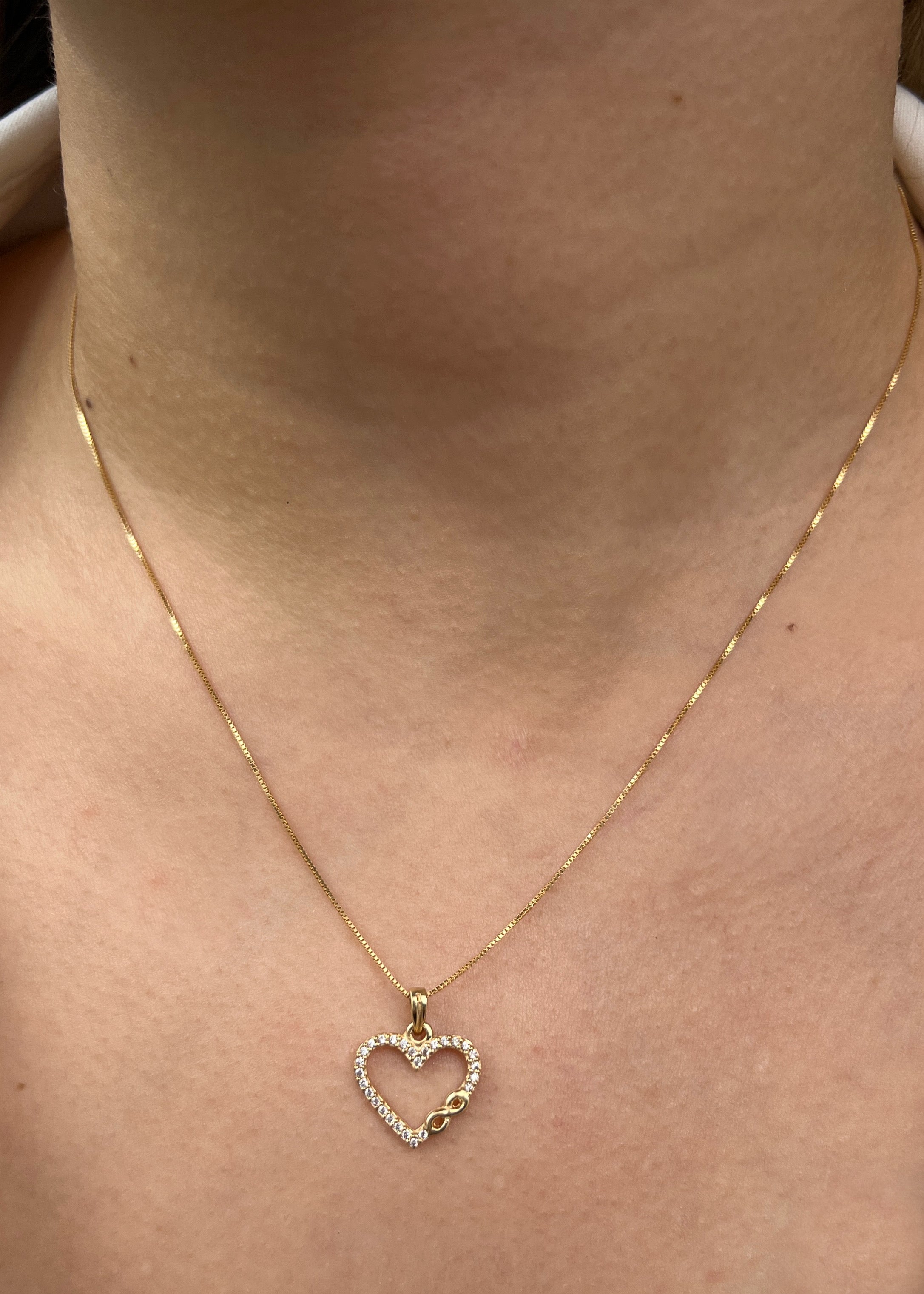 Dije corazon con swarovski blanco 1.25gr / Largo 1.8cm / Oro Amarillo Nac M