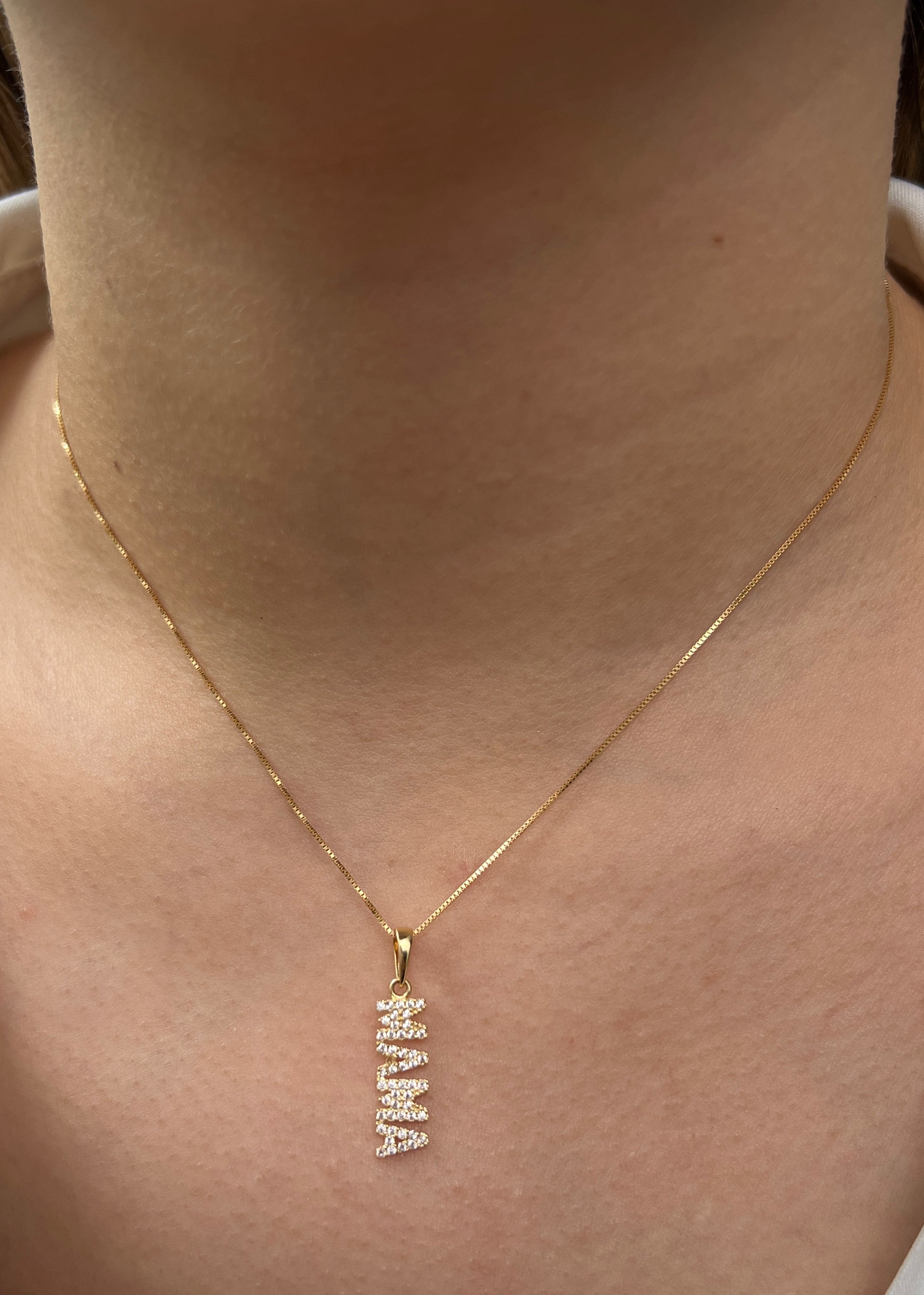 Dije mamá con swarovski blanco 1.1gr / Largo 2.5cm / Oro Amarillo Nac M