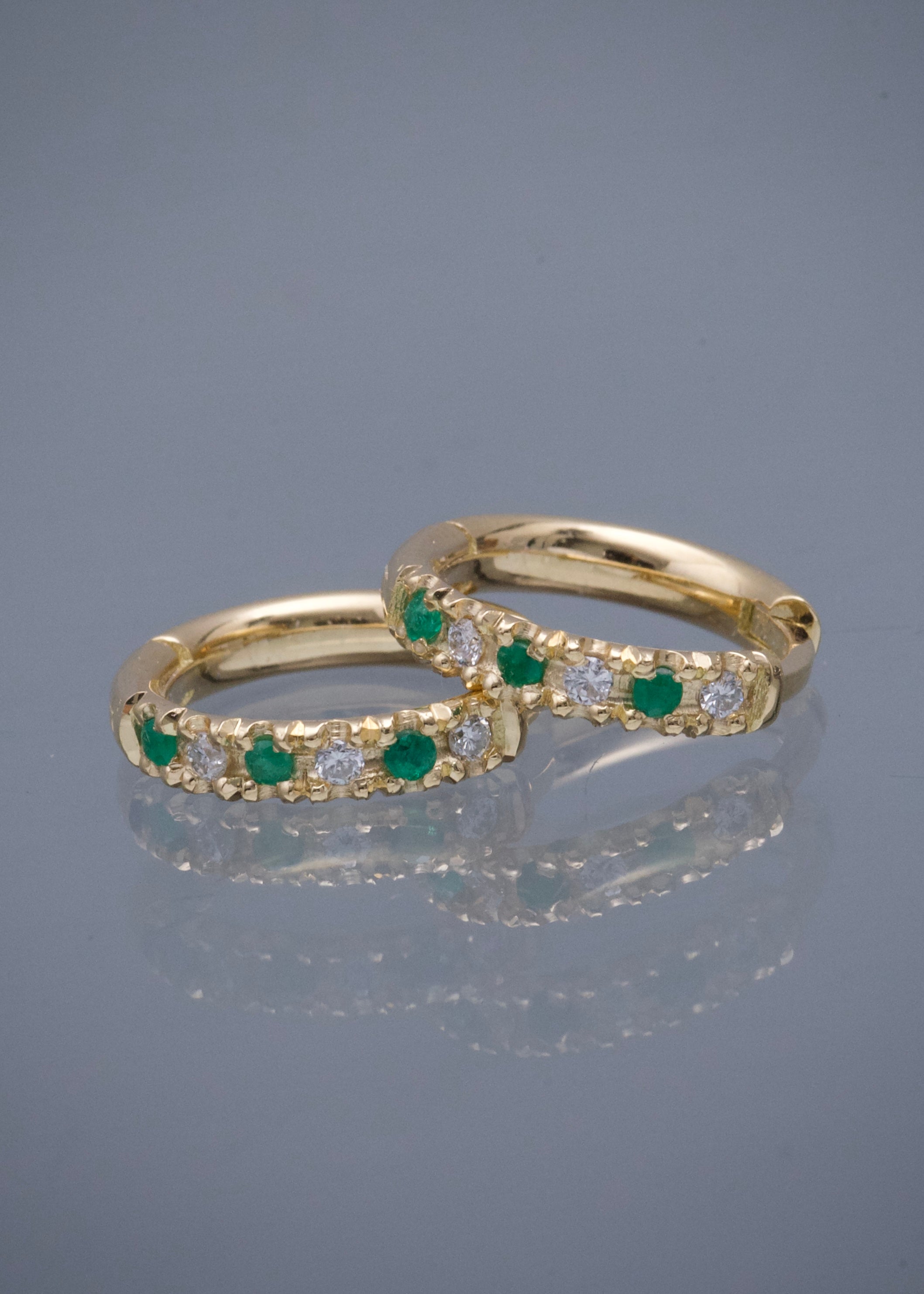 Candongas con 14pts de diamantes y 14pts de esmeraldas 4.25gr / Largo 1.5cm / Oro Amarillo (Joya) B