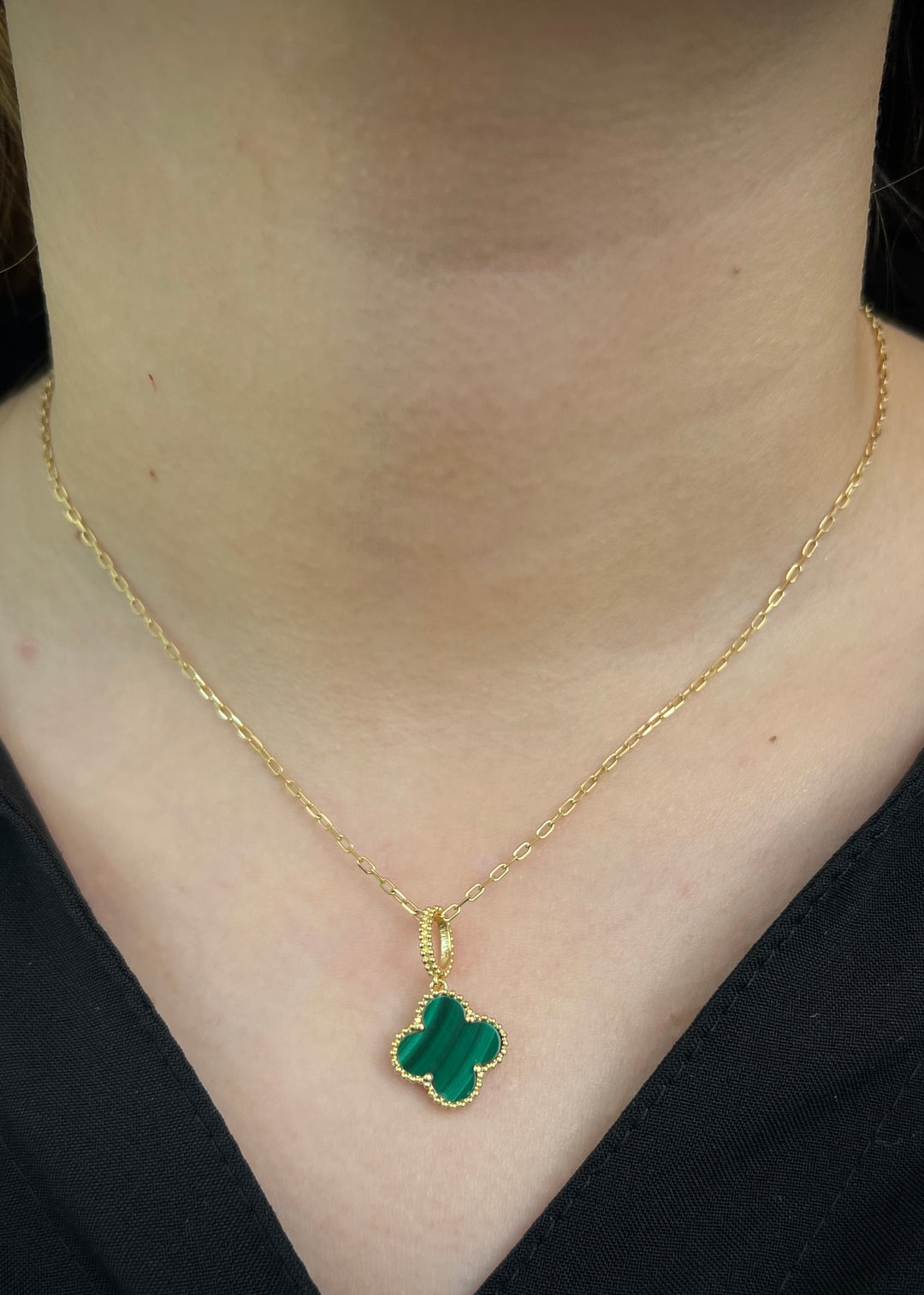 Dije Lucky Clover Piedra Verde 2gr / 2,3cm / 13,7mm — Oro Amarillo