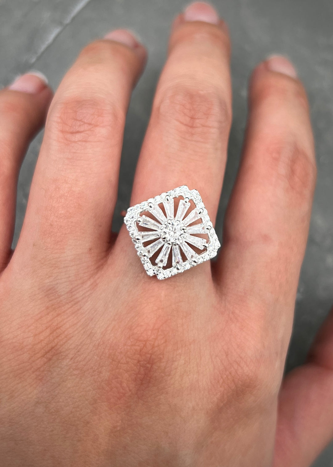 Anillo con swarovski blanco 3.7gr / Talla 6 1/2 — Plata