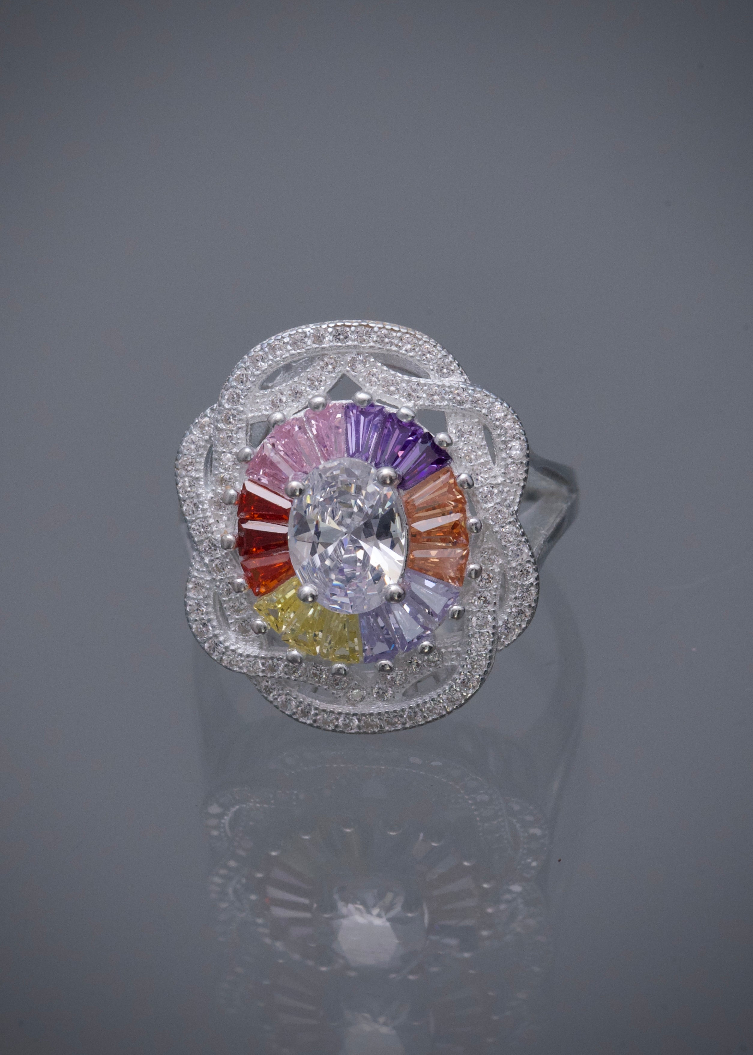 Anillo con swarovski multicolor 6.3gr / Talla 7 3/4 — Plata