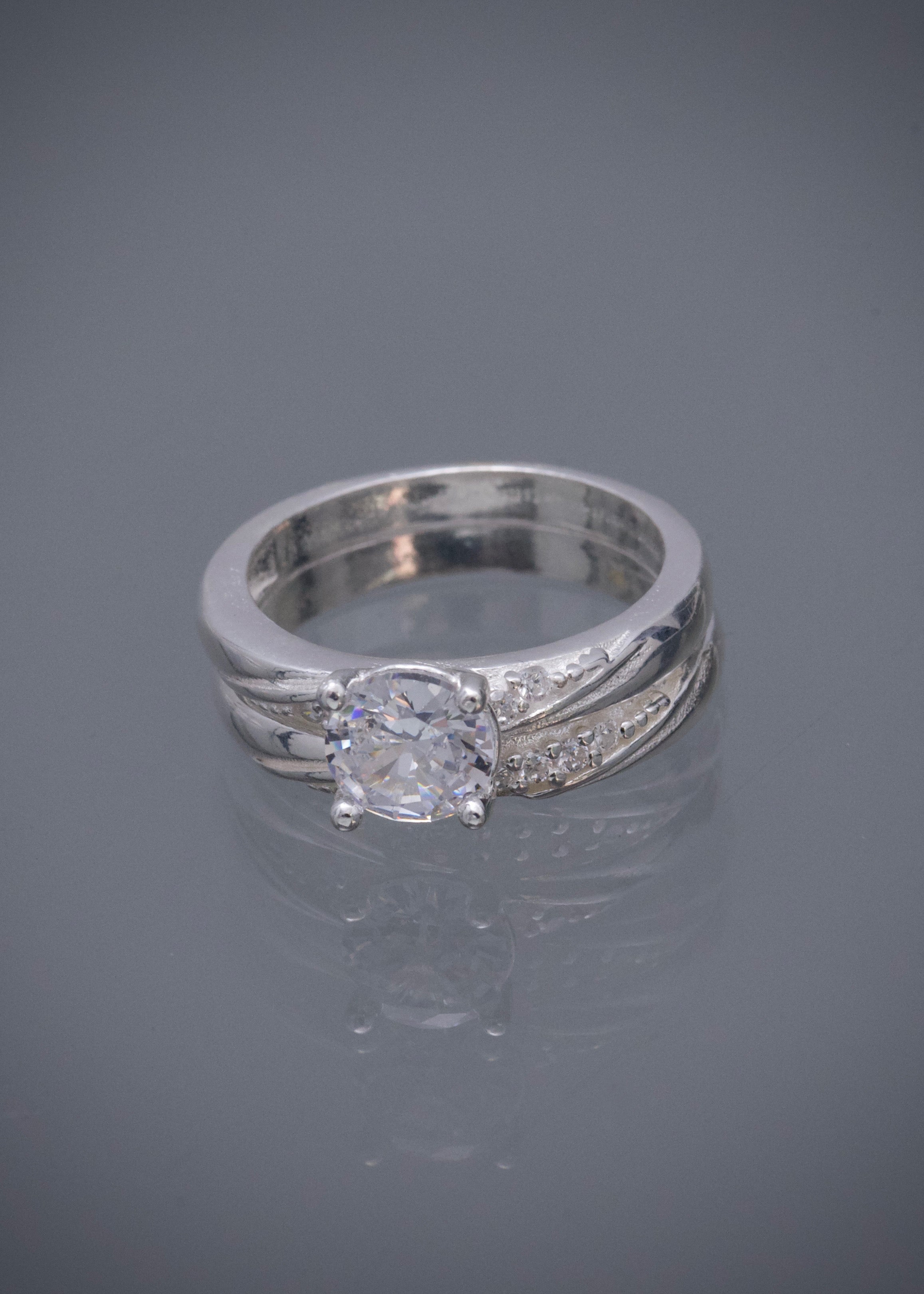 Set solitario con argolla 5.05gr / Talla 7 / — — Plata