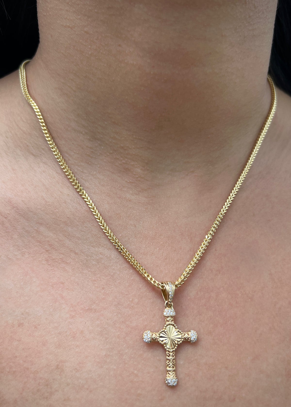 Dije Cruz Lucky Clover con Swarovski Blanco 2.8gr / 3.6cm / 20mm — Oro Amarillo