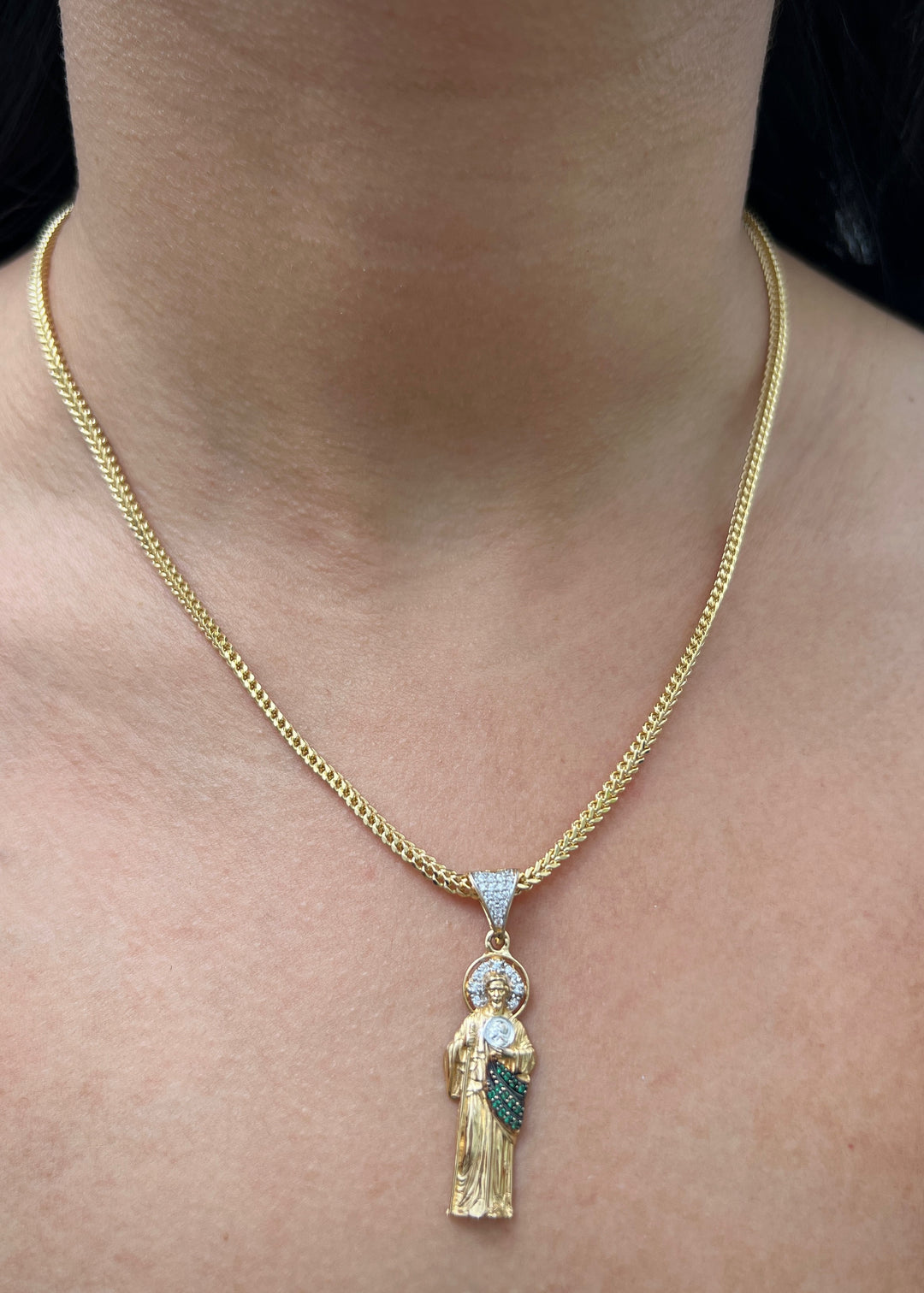 Dije San Judas Tadeo con Swarovski Verde 4.2gr / 4.1cm / 12mm — Oro Amarillo