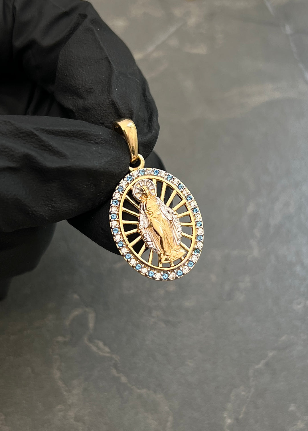 Dije Virgen de la Milagrosa con Swarovski Azul y Blanco 3.2gr / 2.8cm / 16mm — Oro Amarillo