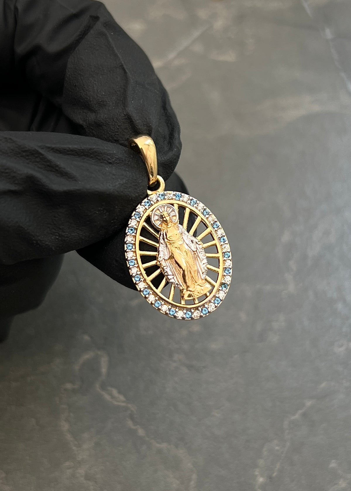 Dije Virgen de la Milagrosa con Swarovski Azul y Blanco 3.2gr / 2.8cm / 16mm — Oro Amarillo
