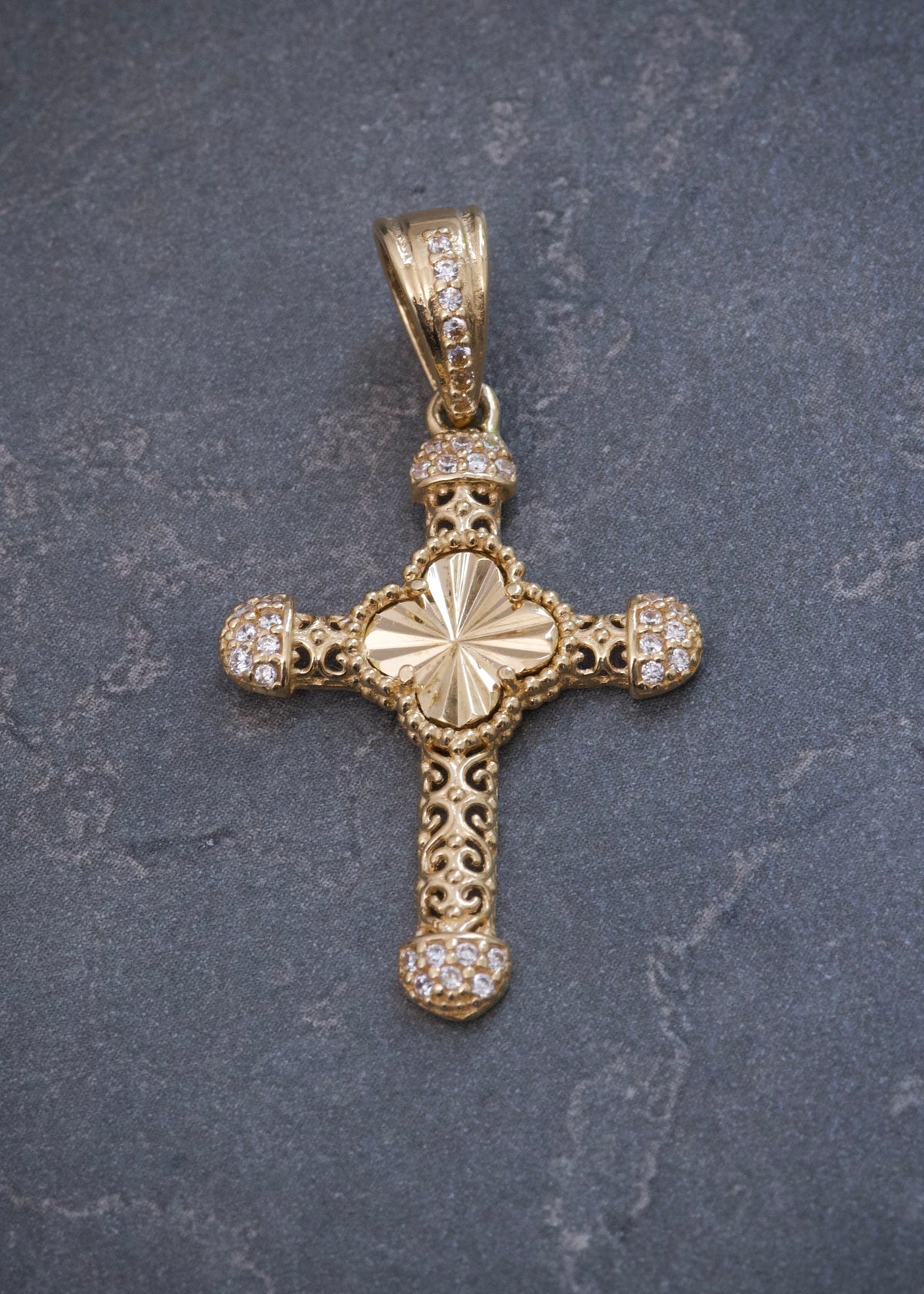 Dije Cruz Lucky Clover con Swarovski Blanco 2.8gr / 3.6cm / 20mm — Oro Amarillo