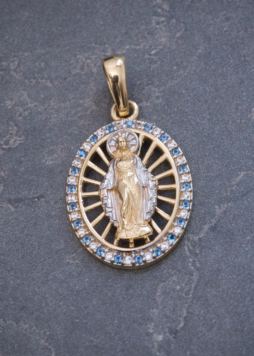 Dije Virgen de la Milagrosa con Swarovski Azul y Blanco 3.2gr / 2.8cm / 16mm — Oro Amarillo