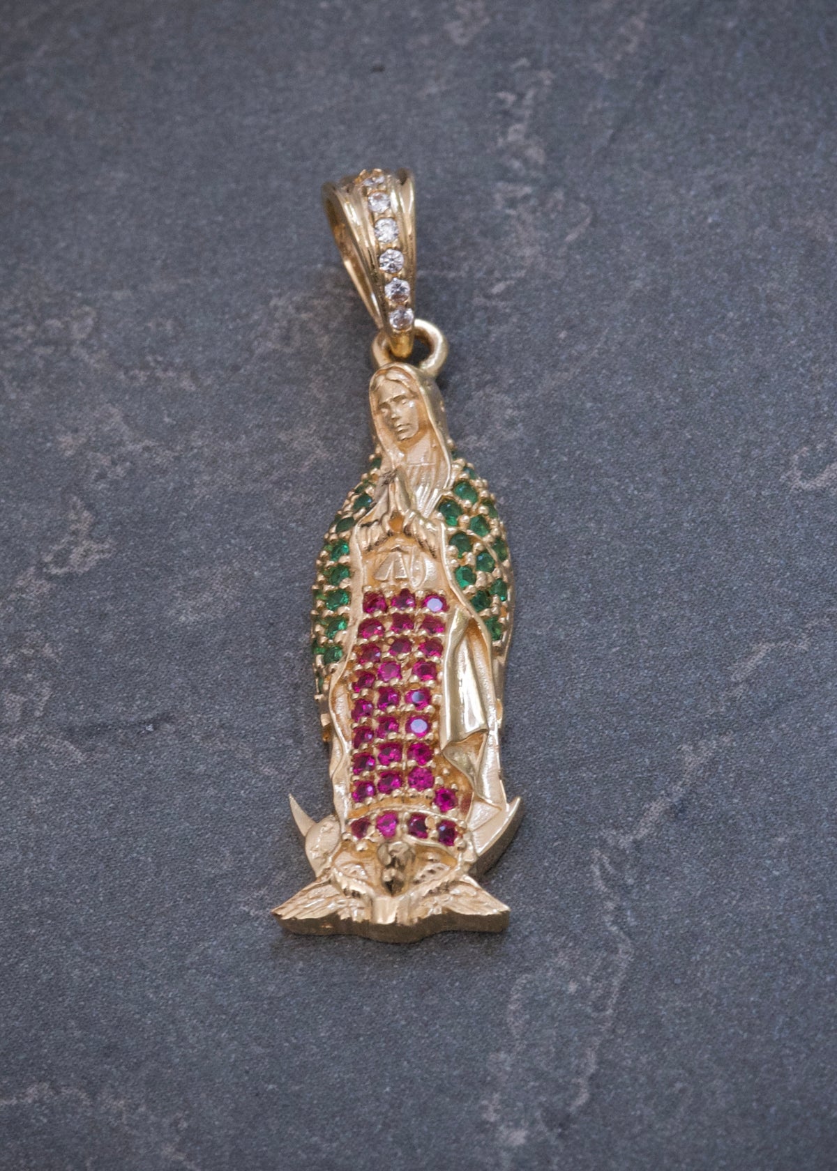 Dije Virgen de Guadalupe con Swarovski Verde y Fucsia 3.3gr / 3.4cm / 1mm — Oro Amarillo