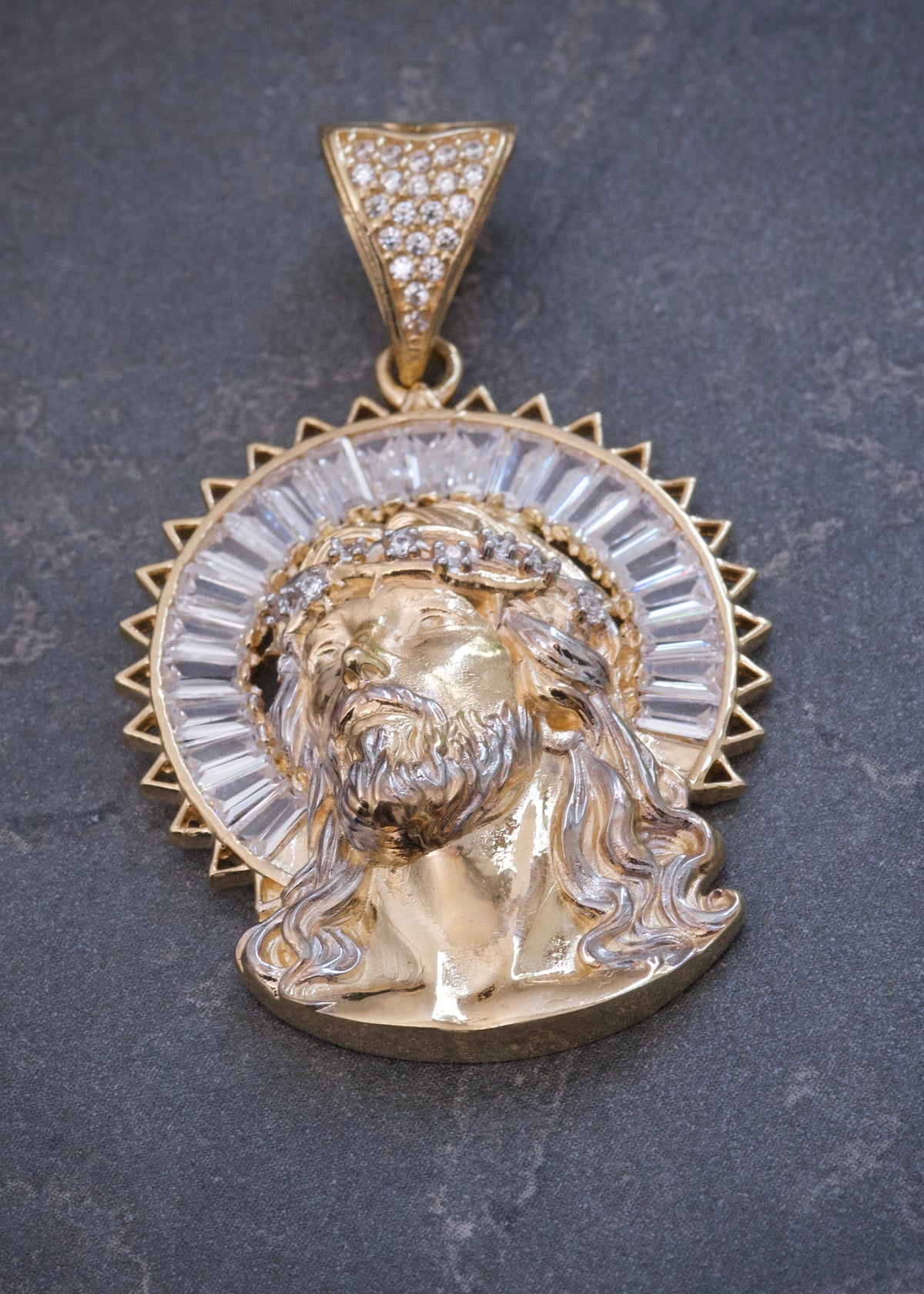 Dije Rostro de Jesus con Swarovskis Blancos 9.25gr / 4.2cm / 27mm — Oro Amarillo