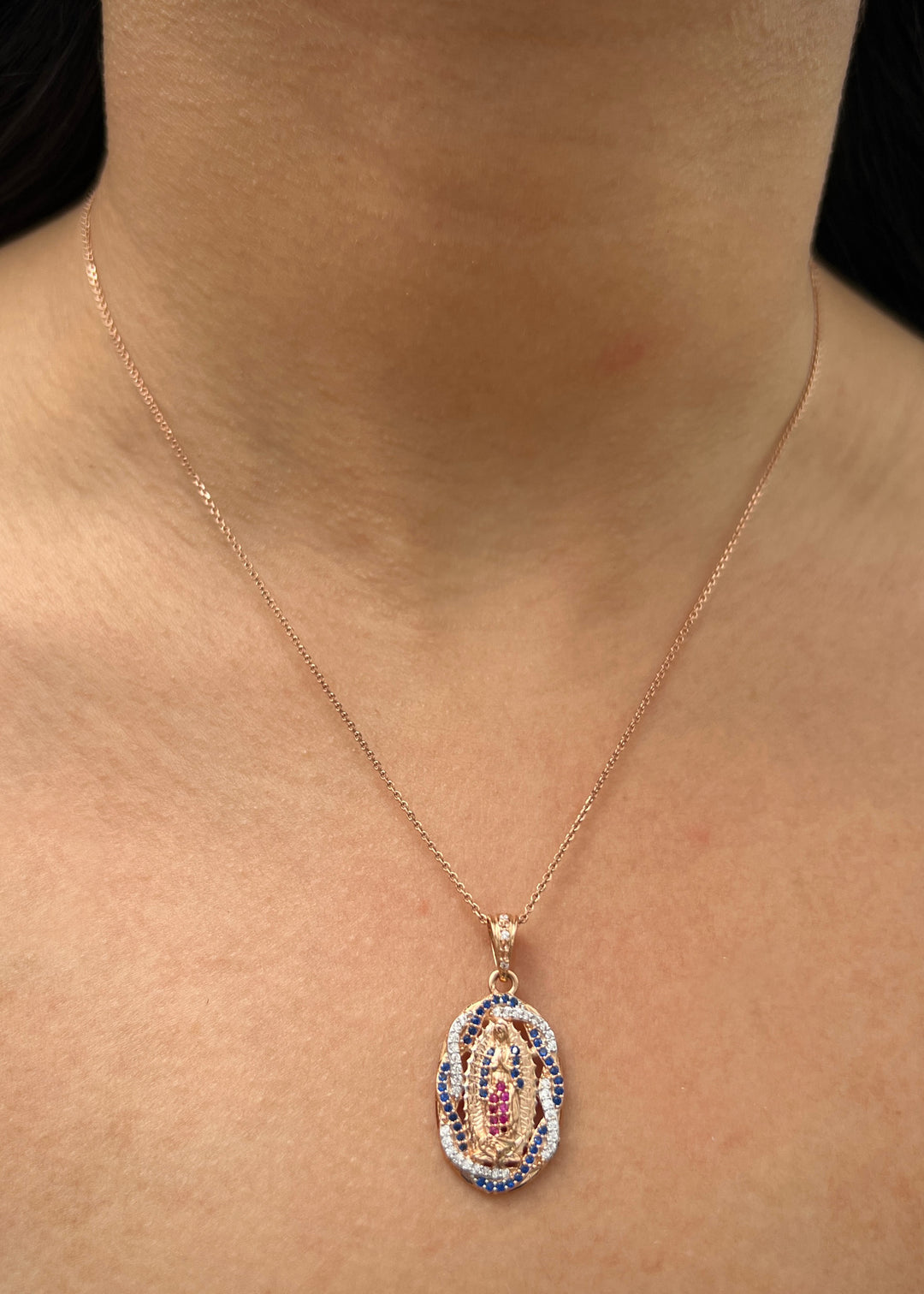 Dije Virgen de Guadalupe con Swarovski Azul y Fucsia 3.7gr / 3.1cm / 15mm — Oro Rosado