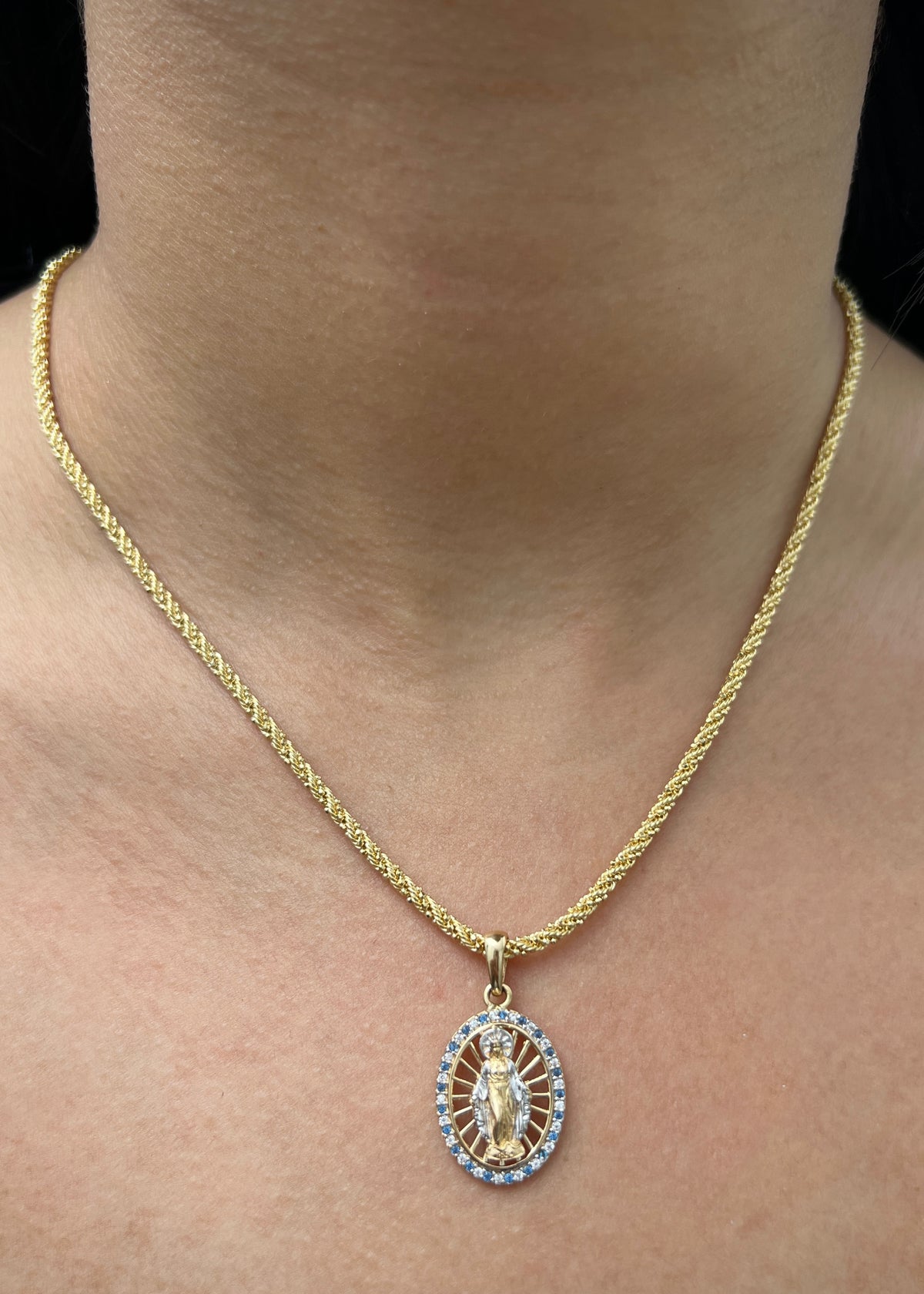 Dije Virgen de la Milagrosa con Swarovski Azul y Blanco 3.2gr / 2.8cm / 16mm — Oro Amarillo