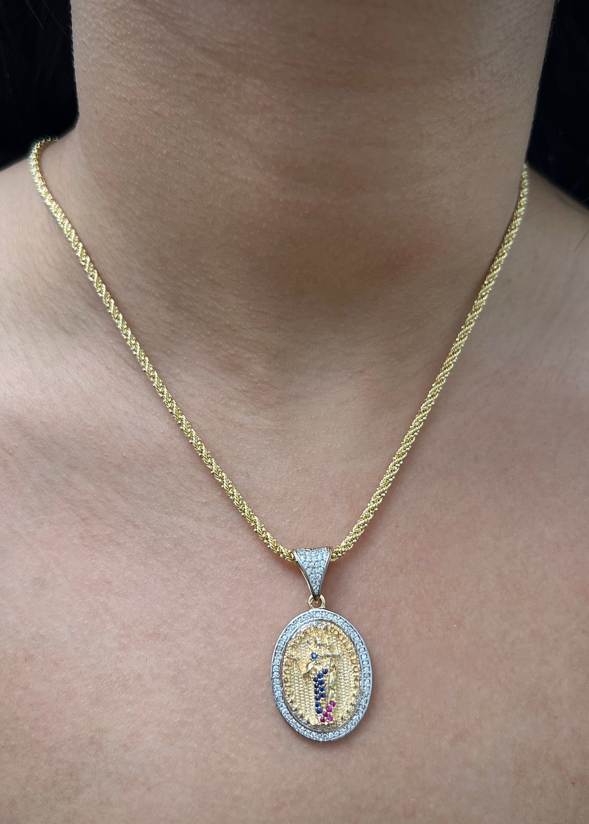 Dije Virgen Maria Auxiliadora con Swarovski 6.35gr / 3.6cm / 20mm — Oro Amarillo
