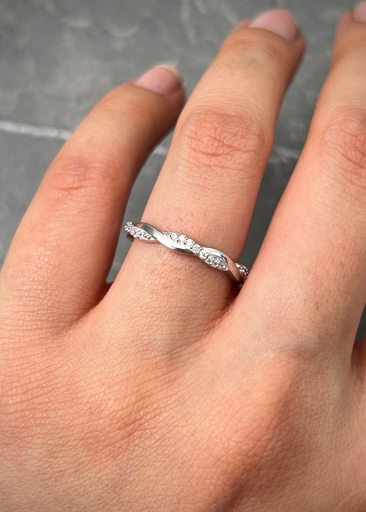 Anillo con Swarovski Blanco 1.95gr / Talla 5 1/4 — Oro Blanco