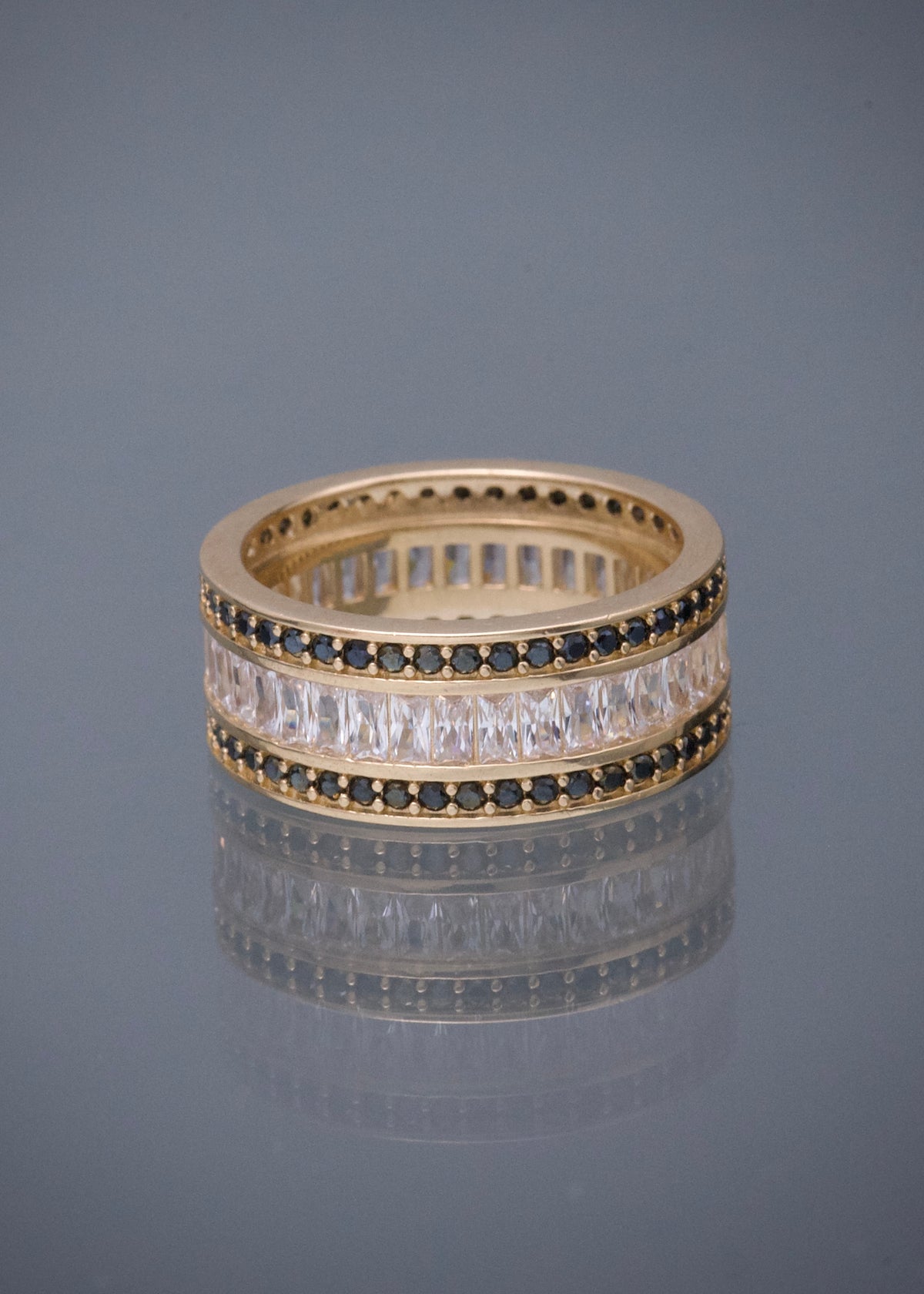 Argolla con Swarovski Negro y Blanco 6.8gr / Talla 6 1/2 — Oro Amarillo