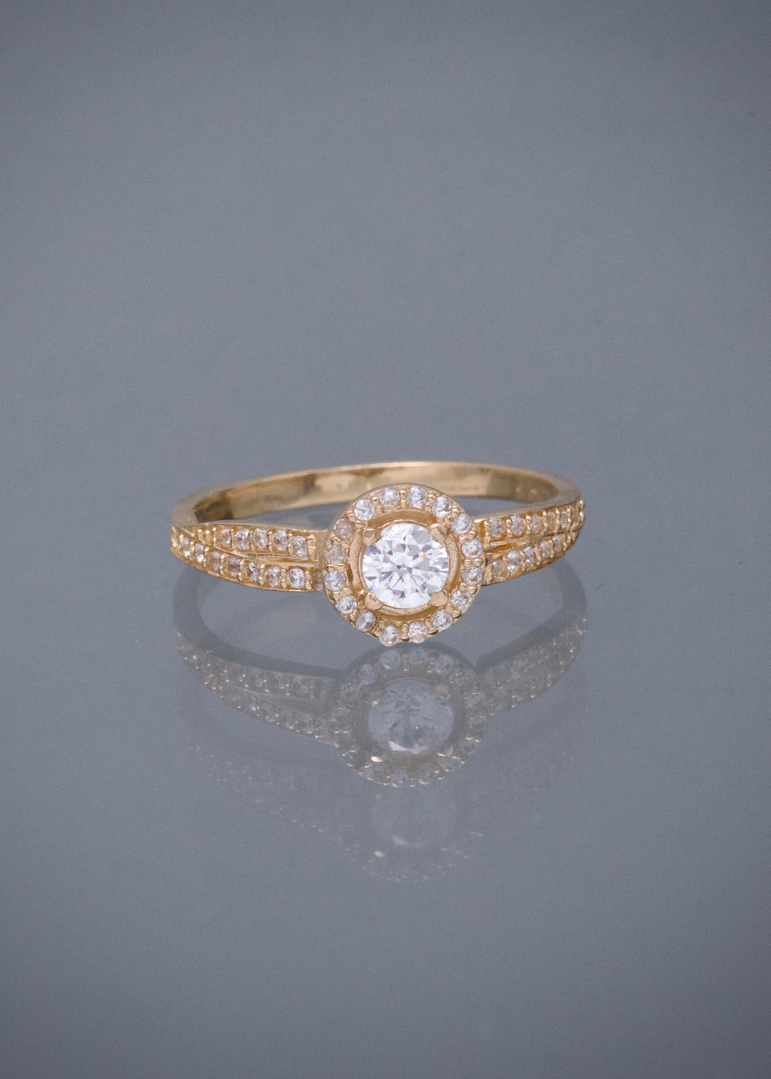 Anillo con Swarovski Blanco 2.6gr / Talla 7 — Oro Amarillo