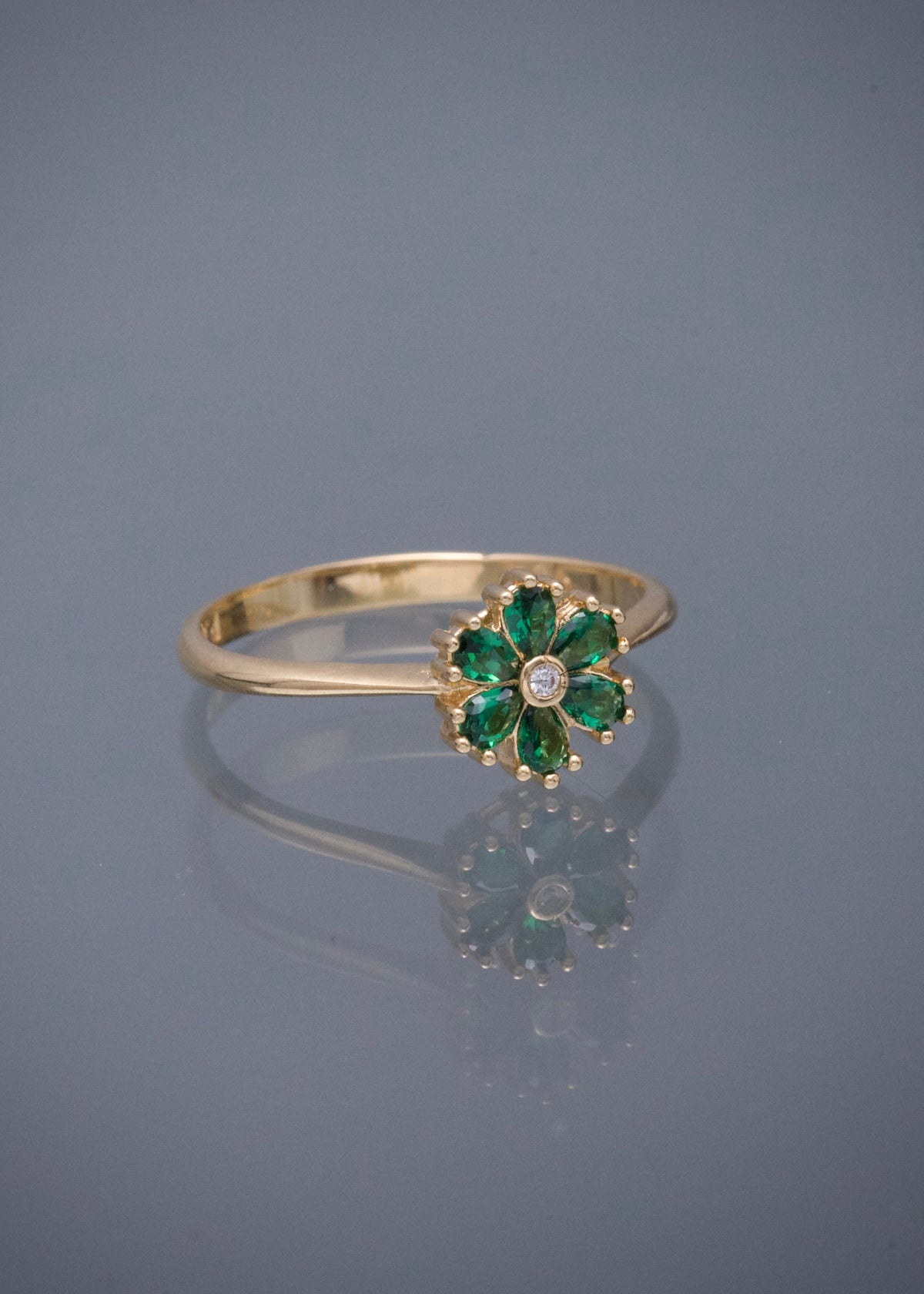 Anillo Flor con Swarovski Verde 2.25gr / Talla 7 1/4 — Oro Amarillo