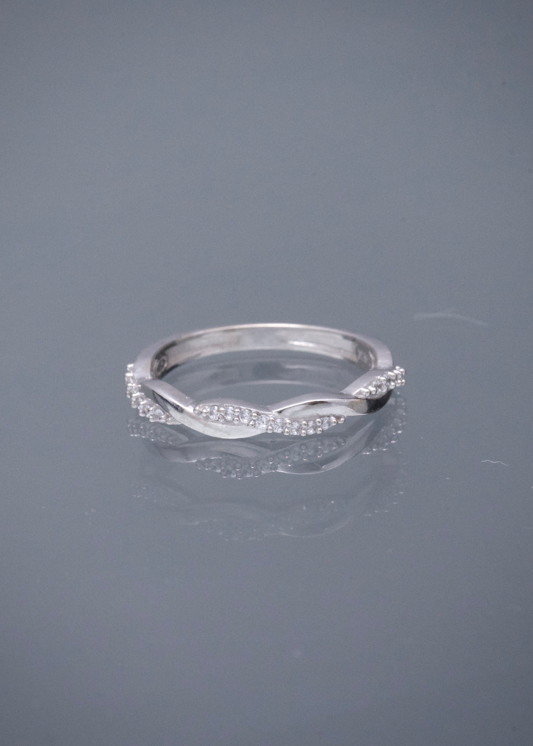 Anillo con Swarovski Blanco 1.95gr / Talla 5 1/4 — Oro Blanco