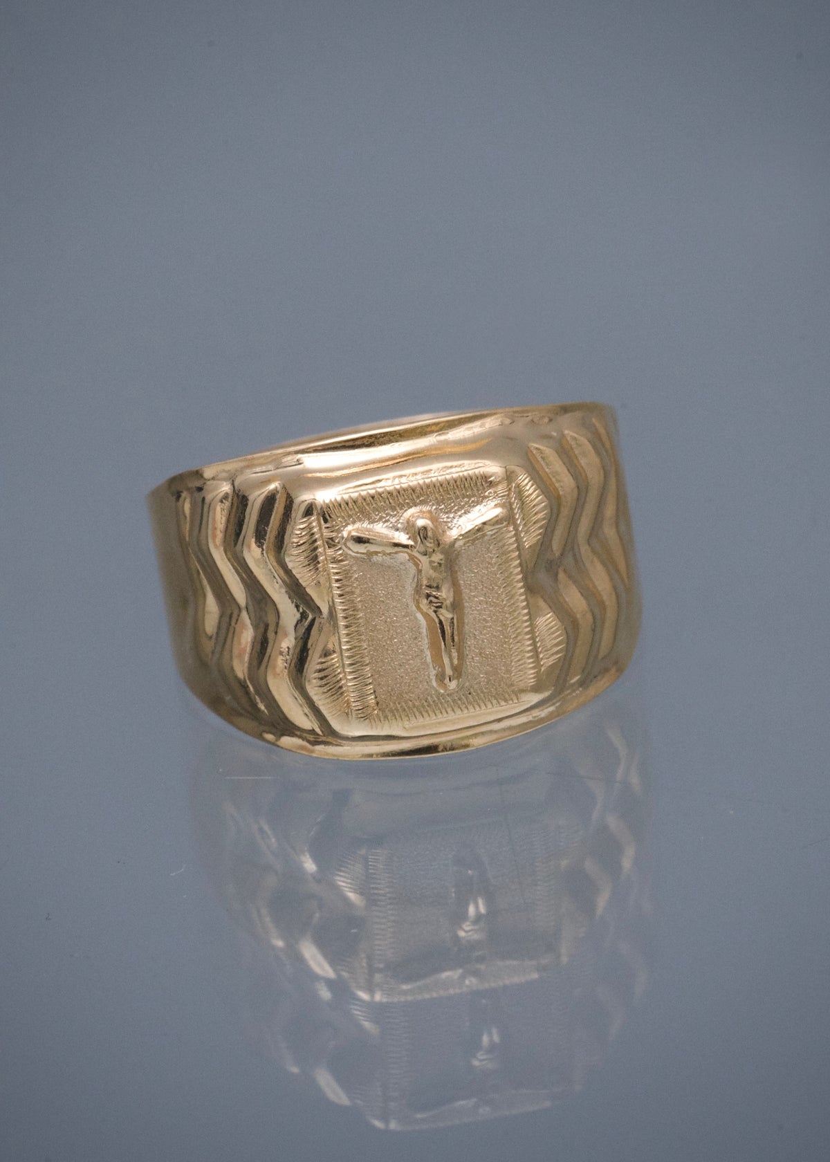 Anillo Cristo 3.25gr / Talla 9 1/4 — Oro Amarillo