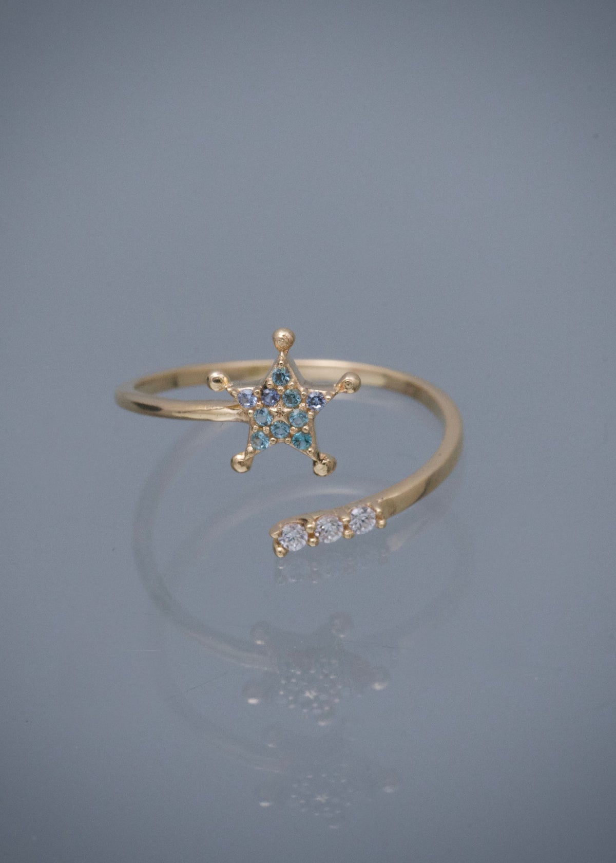 Anillo Estrella con Swarovski Azul y Blanco 1.15gr / Talla 5 1/4 — Oro Amarillo