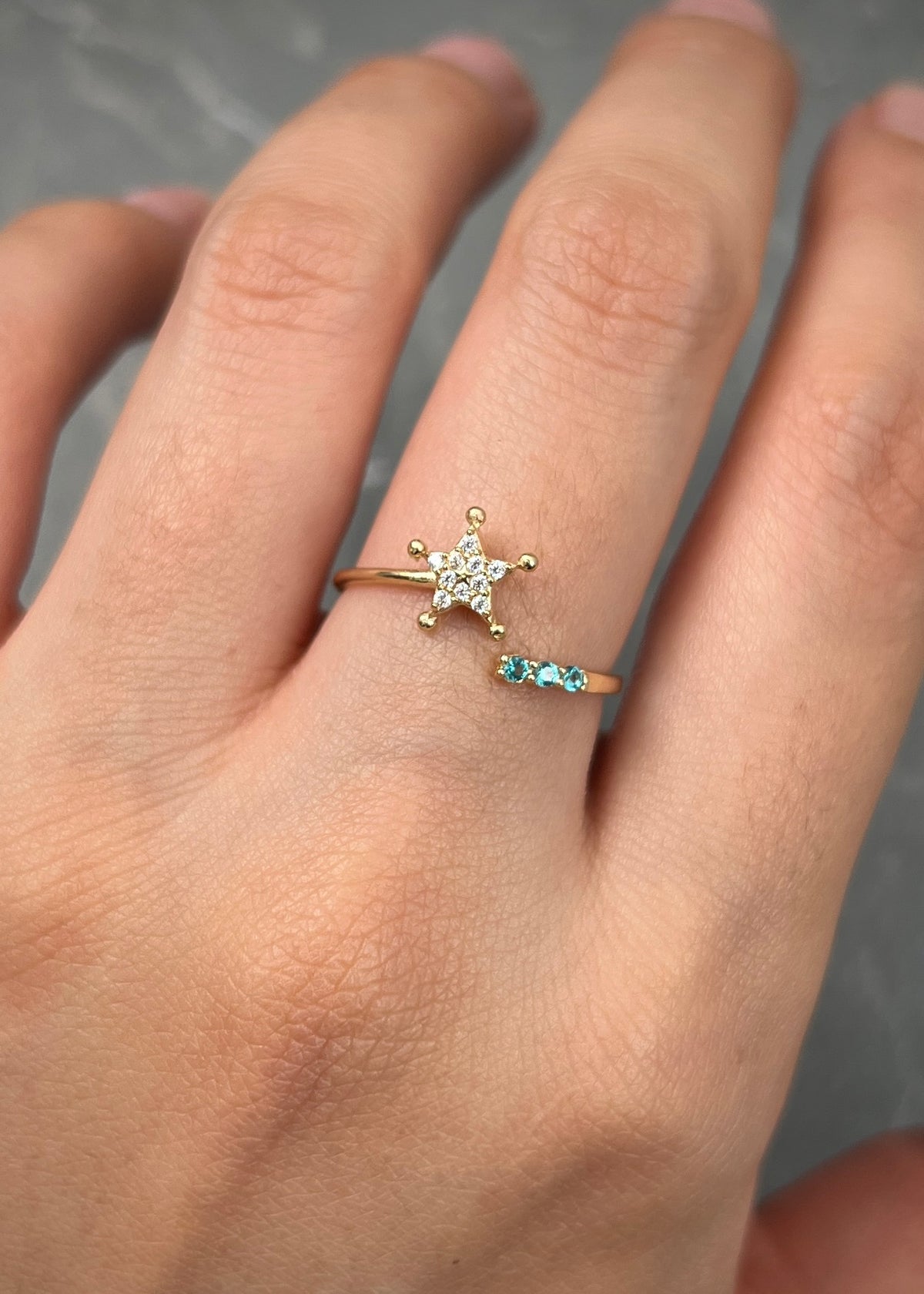 Anillo con Swarovski Azul y Blanco 1.25gr / Talla 7 — Oro Amarillo