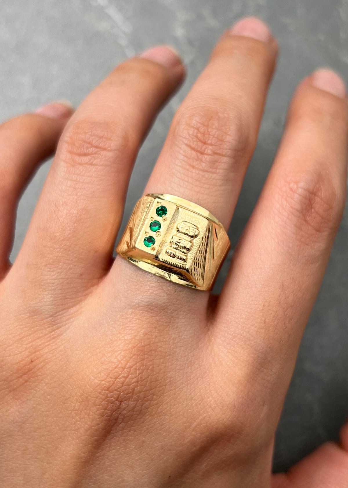 Anillo con Swarovski Verde 3.65gr / Talla 9 — Oro Amarillo