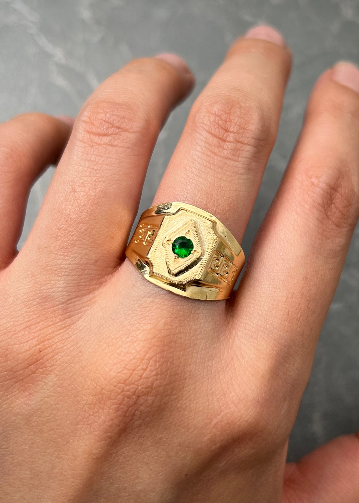 Anillo con Swarovski Verde 2.95gr / Talla 9 1/2 — Oro Amarillo