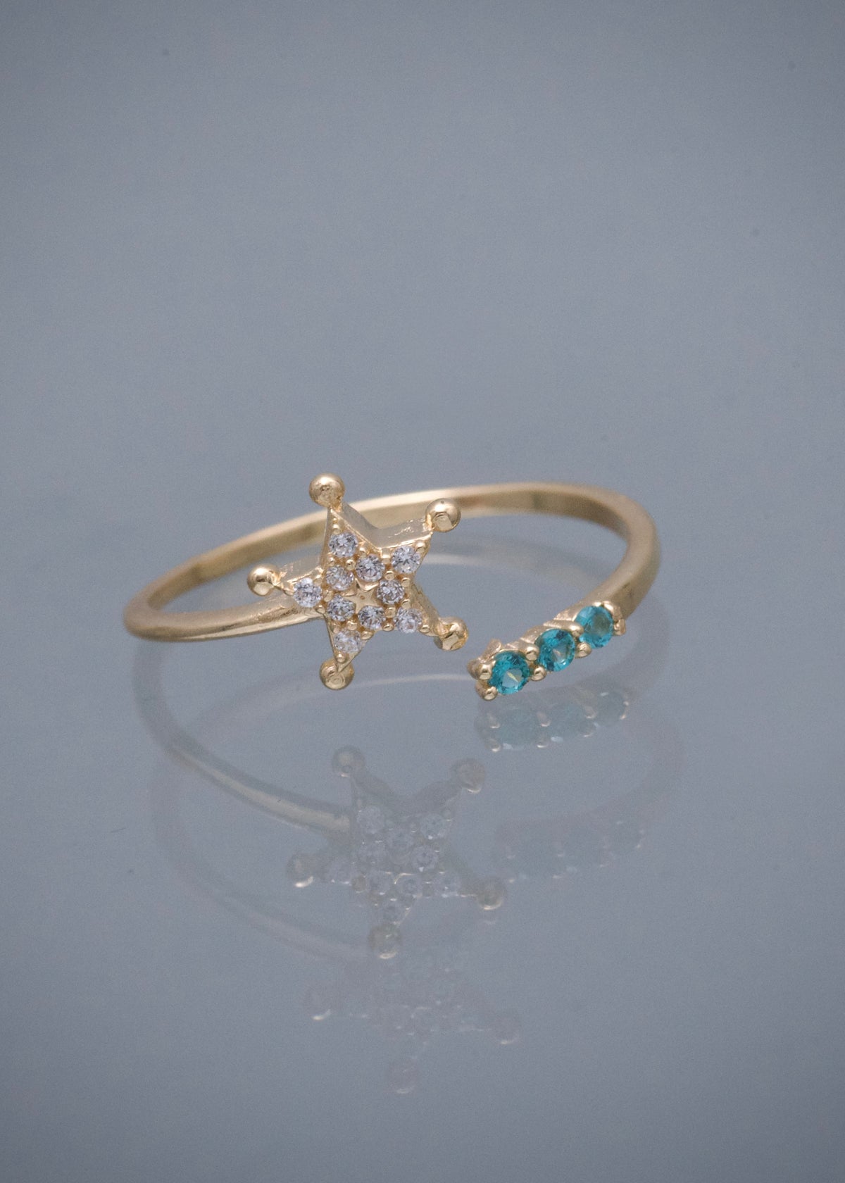 Anillo con Swarovski Azul y Blanco 1.25gr / Talla 7 — Oro Amarillo