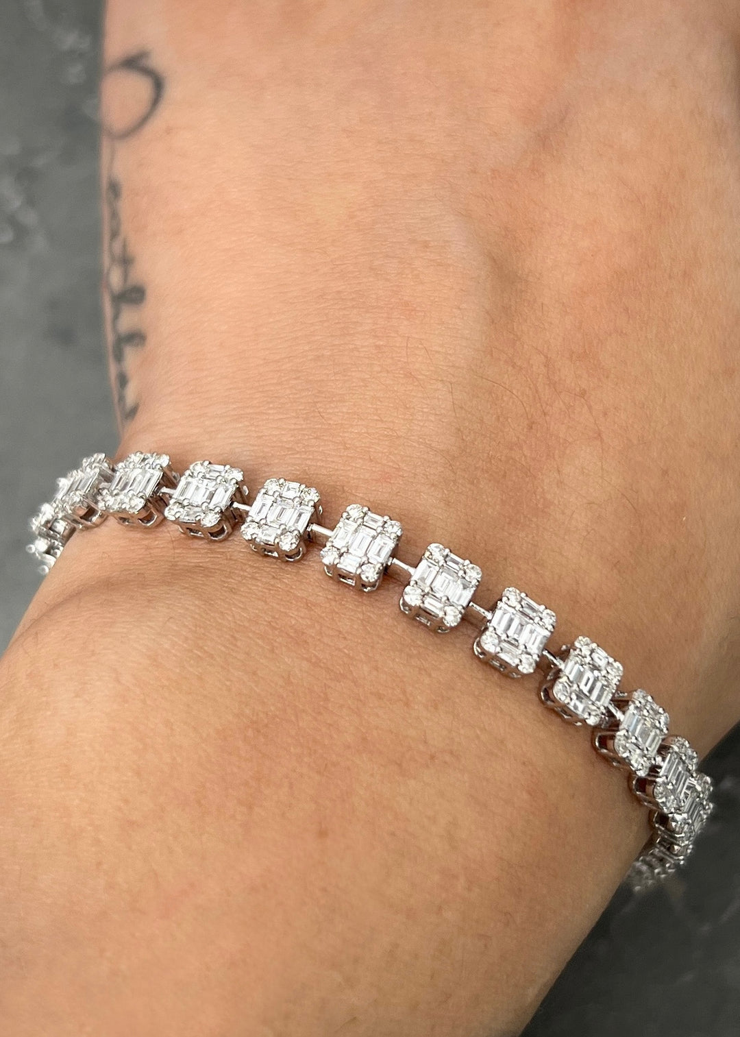Pulso con 141pts de diamantes 12.5gr / Largo 17cm — Oro Blanco